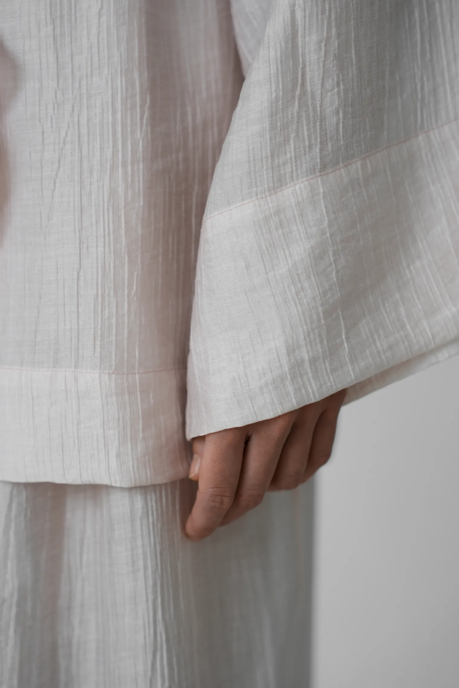 Блуза с запахом из жатой ткани пыльно-розового цвета фото 5