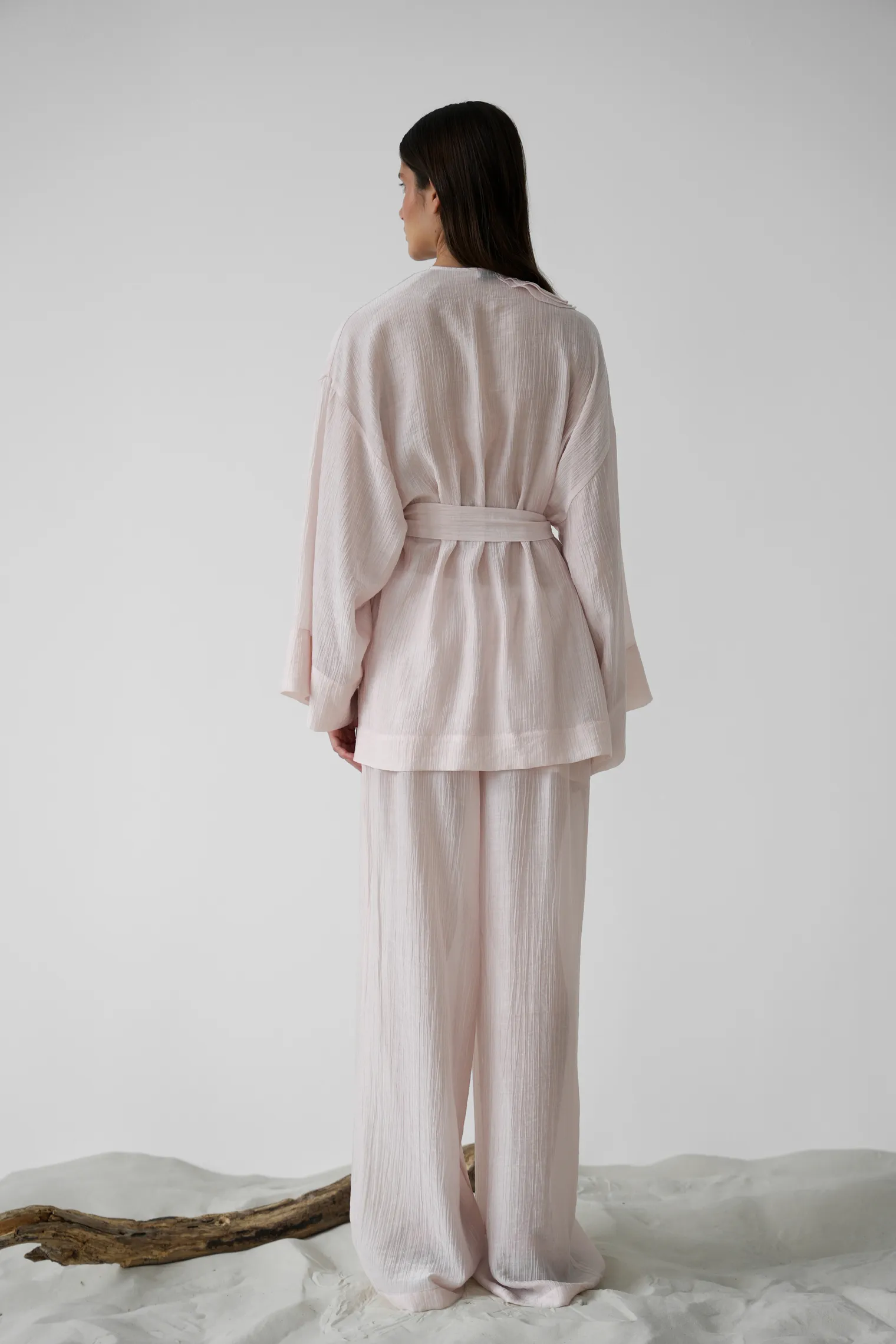 Блуза с запахом из жатой ткани пыльно-розового цвета фото 6