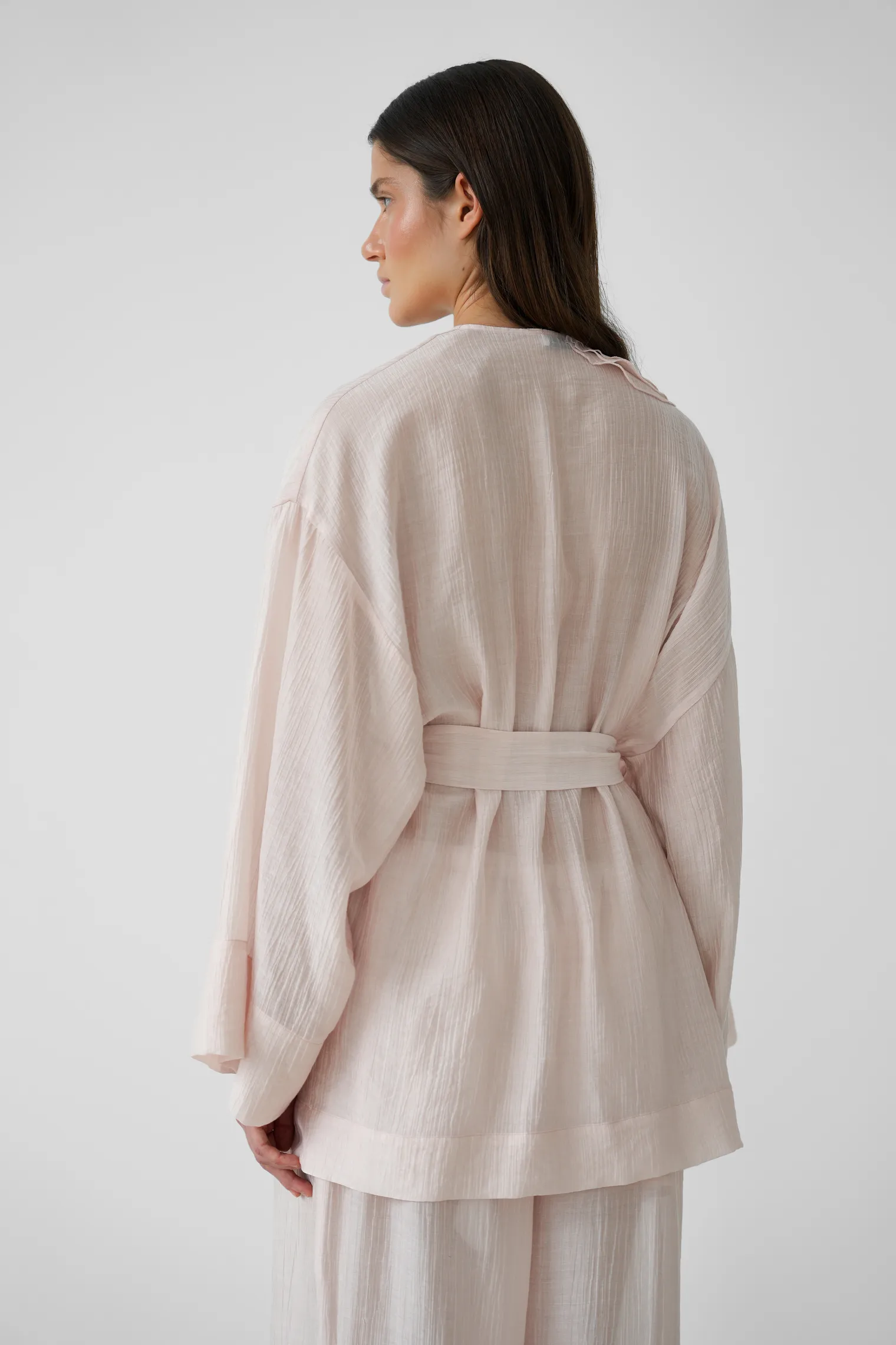 Блуза с запахом из жатой ткани пыльно-розового цвета фото 4