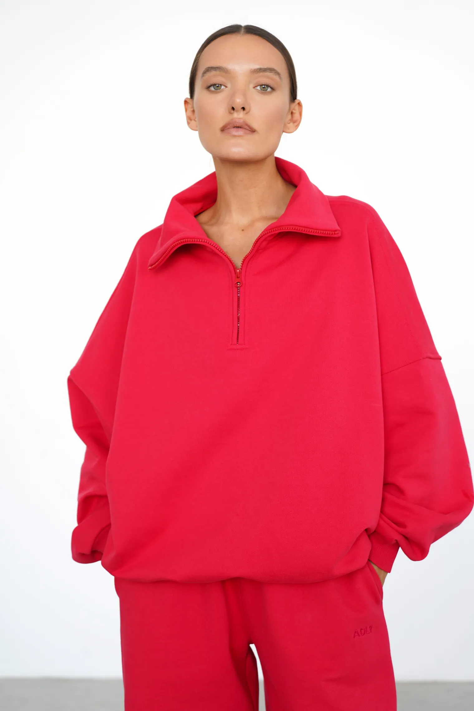 Свитшот из плотного хлопка с воротником на молнии красного цвета фото 1