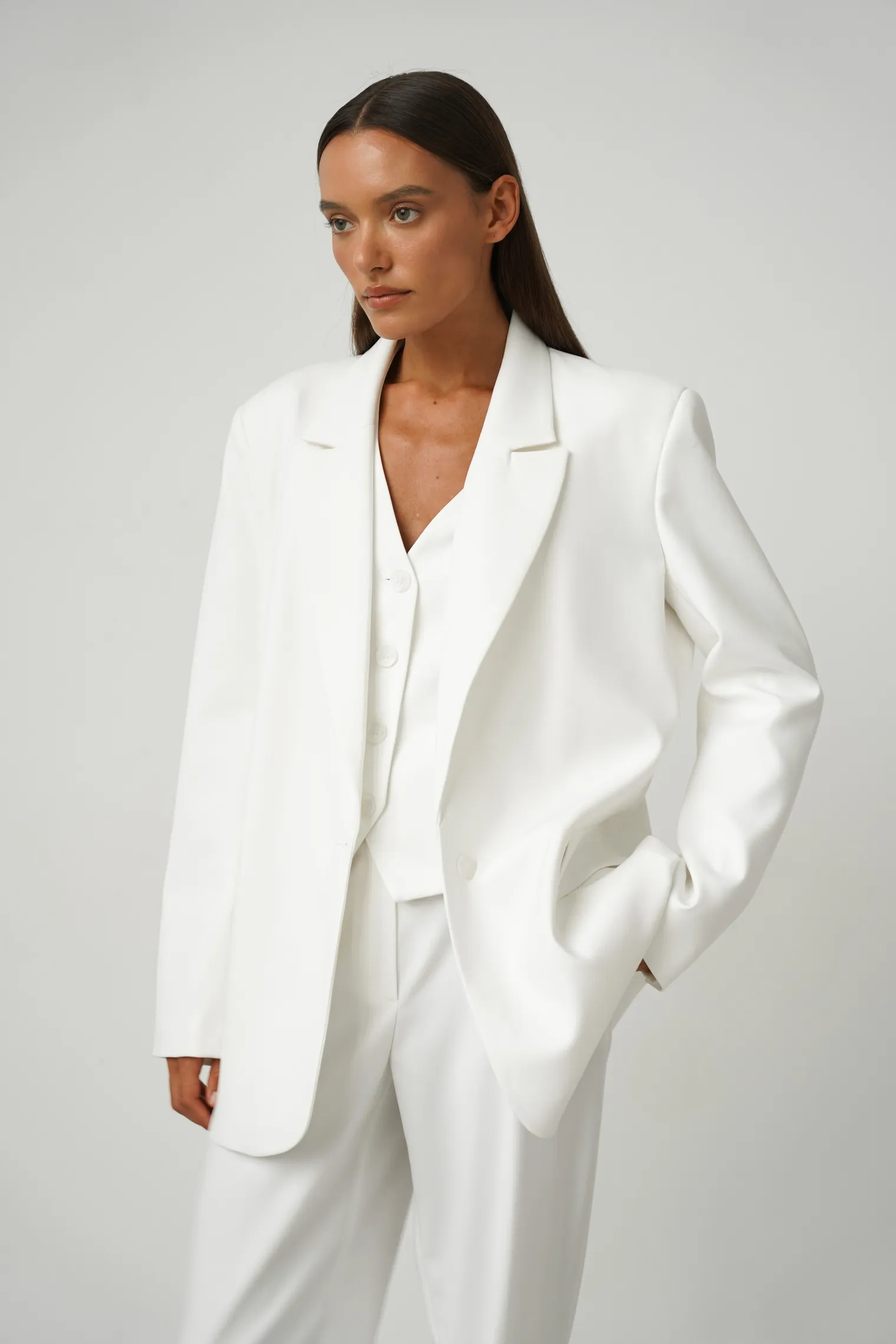 Однобортный жакет с накладными карманами белого цвета фото 1