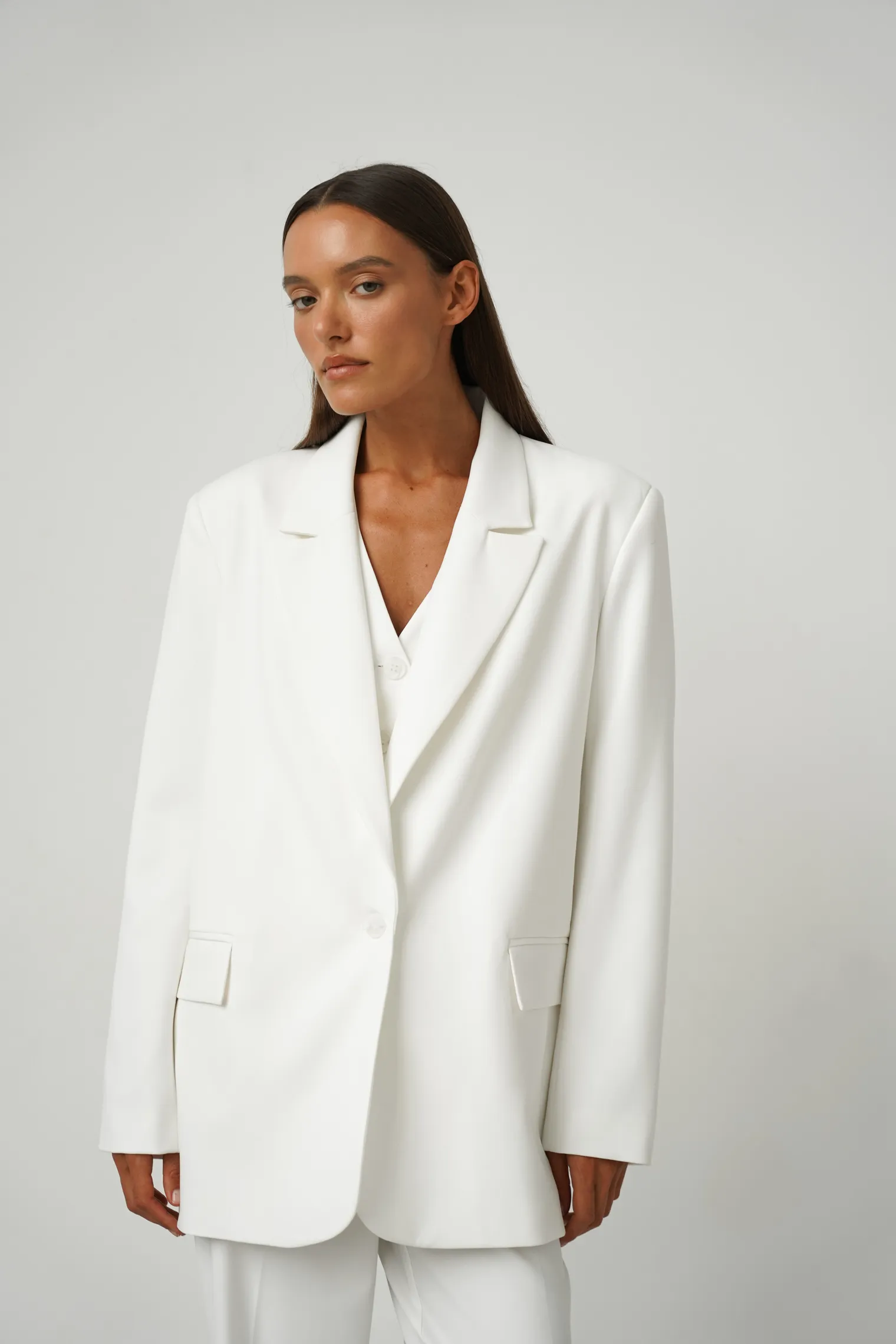 Однобортный жакет с накладными карманами белого цвета фото 5