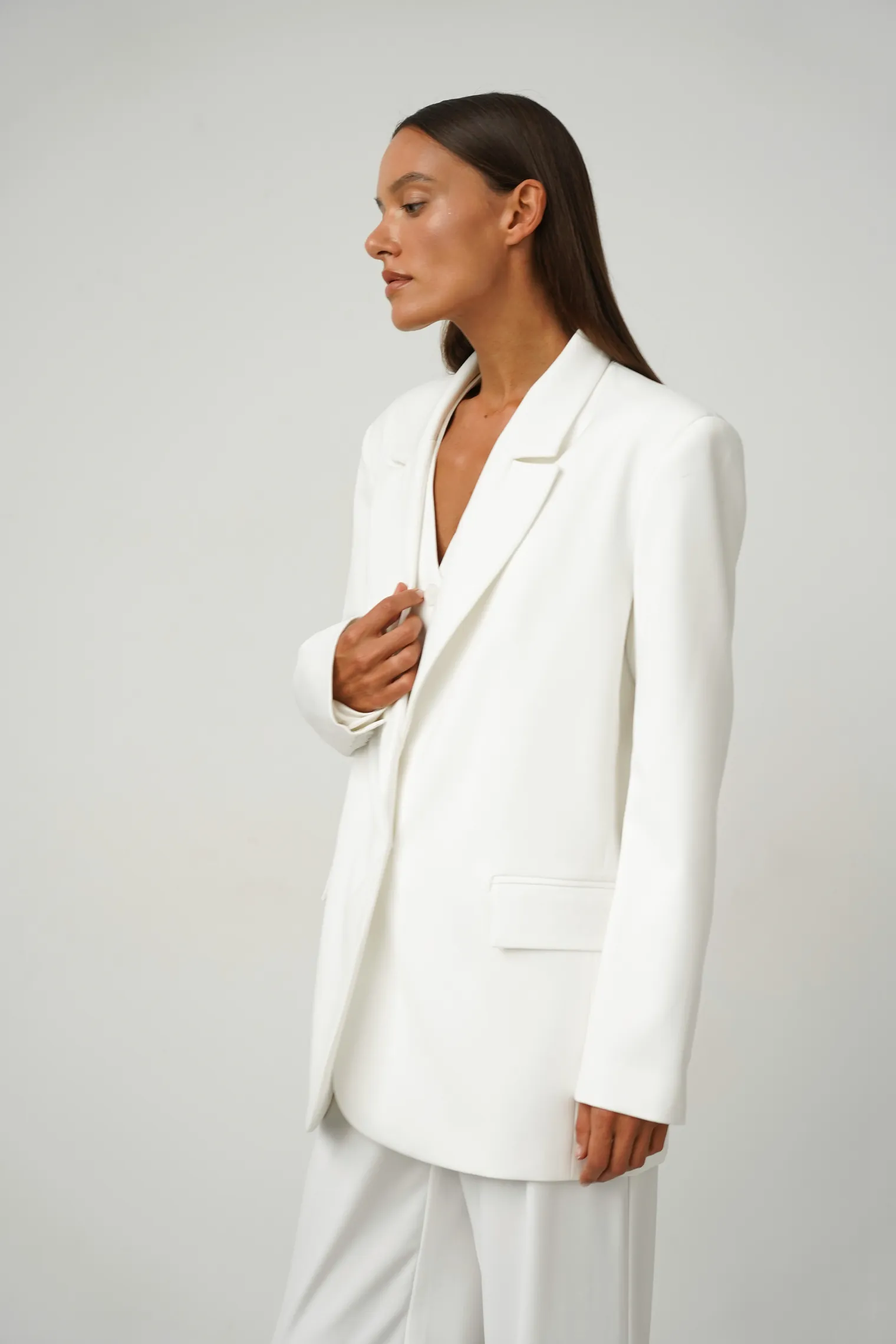 Однобортный жакет с накладными карманами белого цвета фото 7