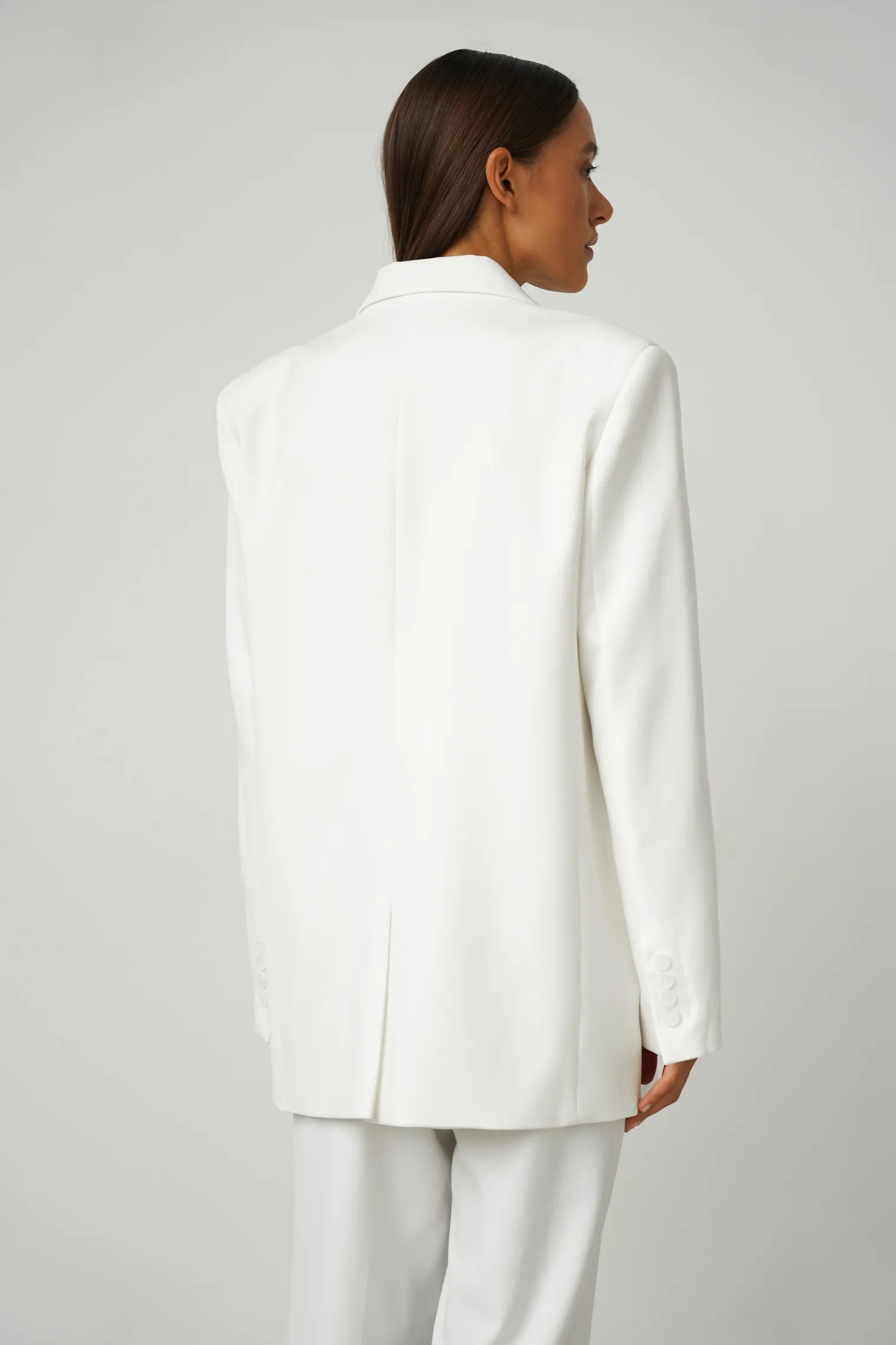 Однобортный жакет с накладными карманами белого цвета фото 4