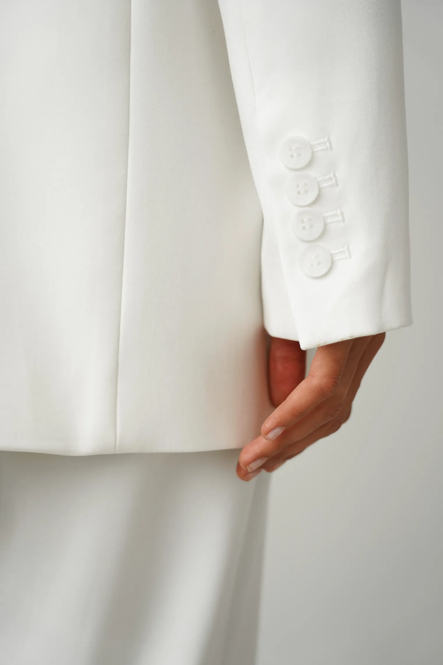 Однобортный жакет с накладными карманами белого цвета фото 2