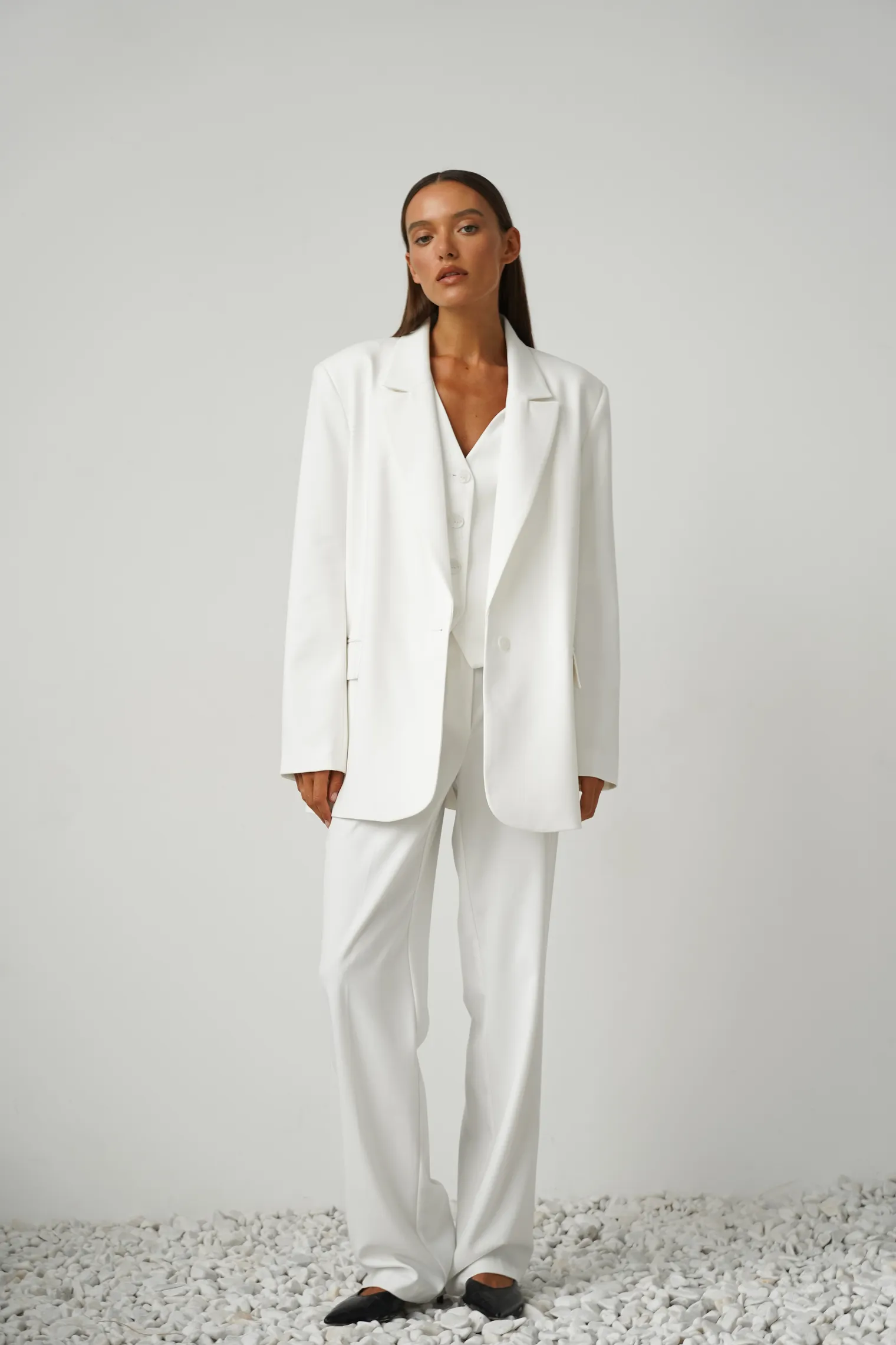 Однобортный жакет с накладными карманами белого цвета фото 6