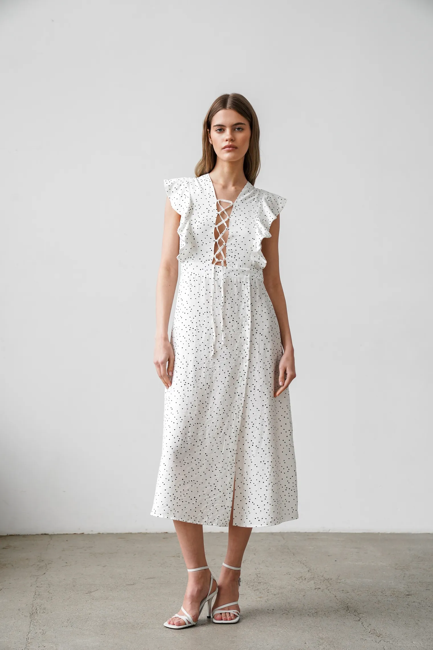 Платье на завязках в горошек цвета тофу фото 7