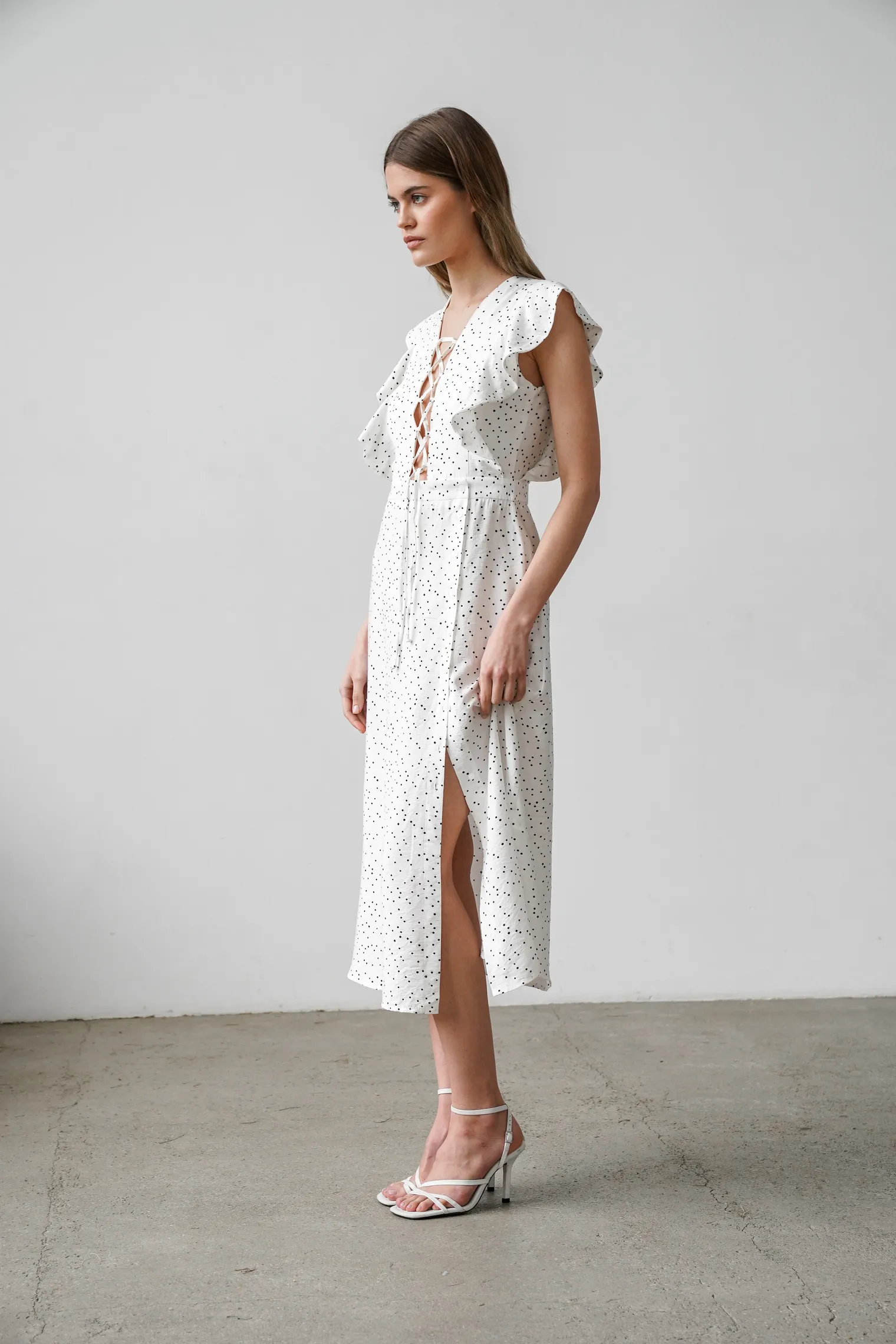 Платье на завязках в горошек цвета тофу фото 3