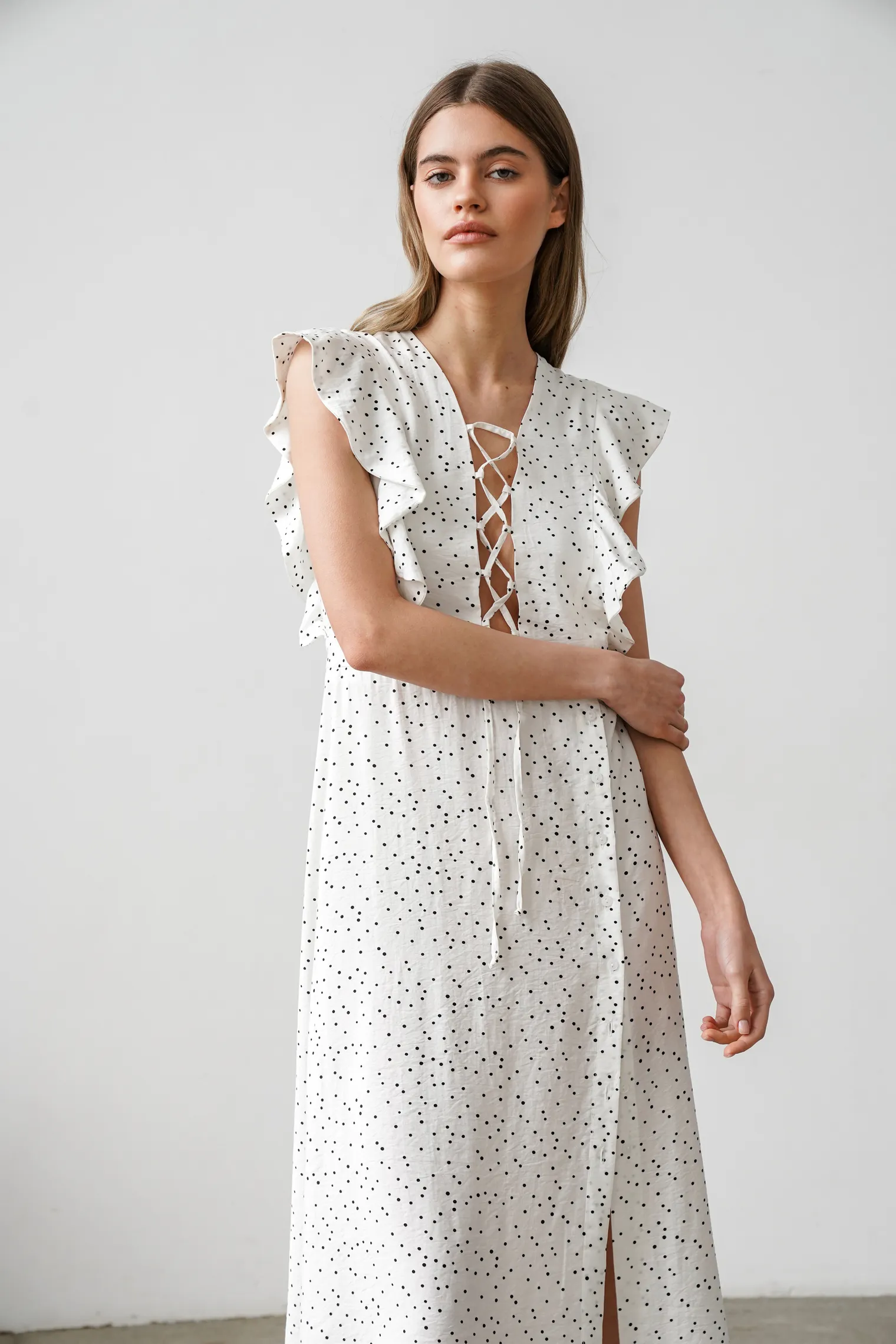 Платье на завязках в горошек цвета тофу фото 5