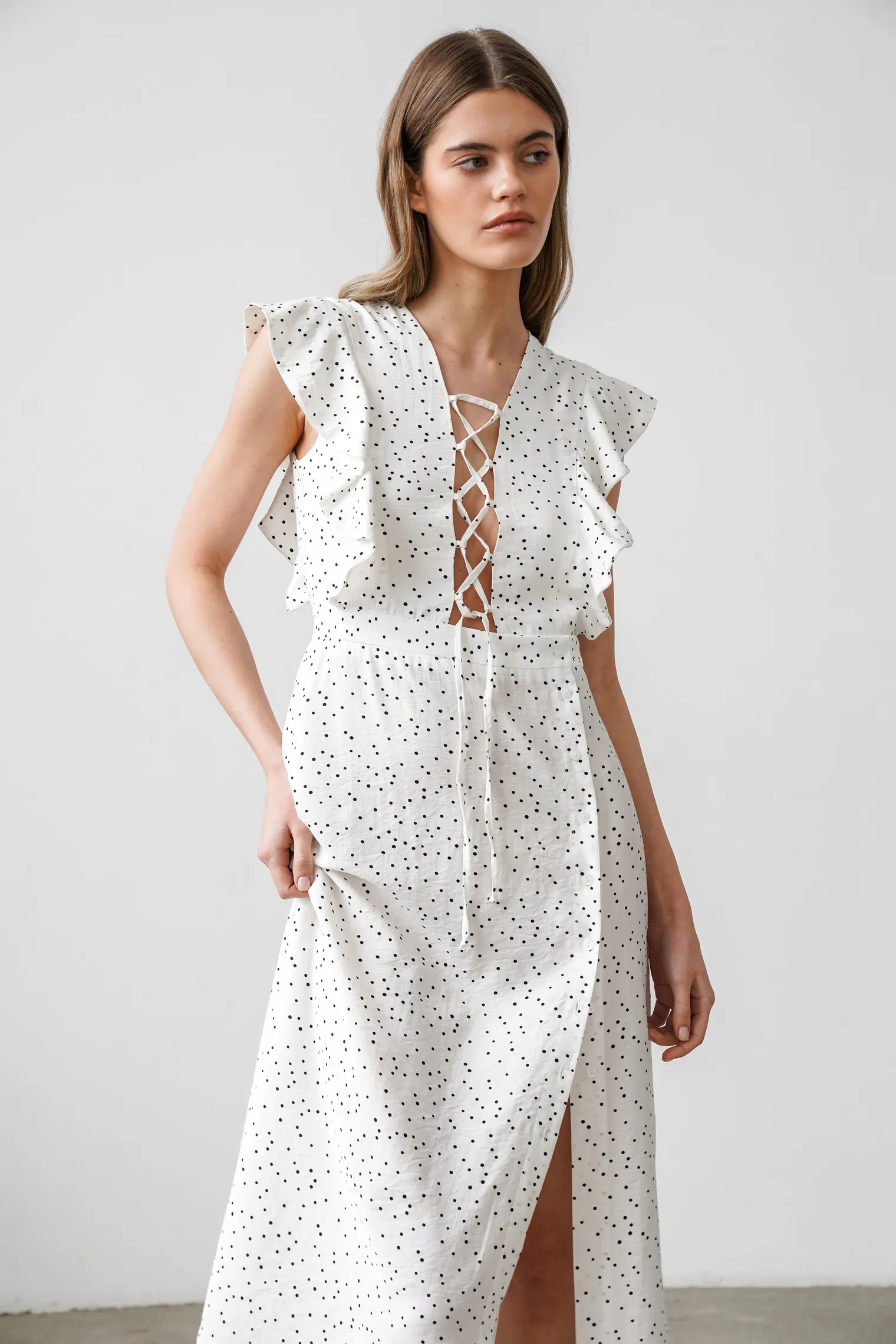Платье на завязках в горошек цвета тофу фото 8