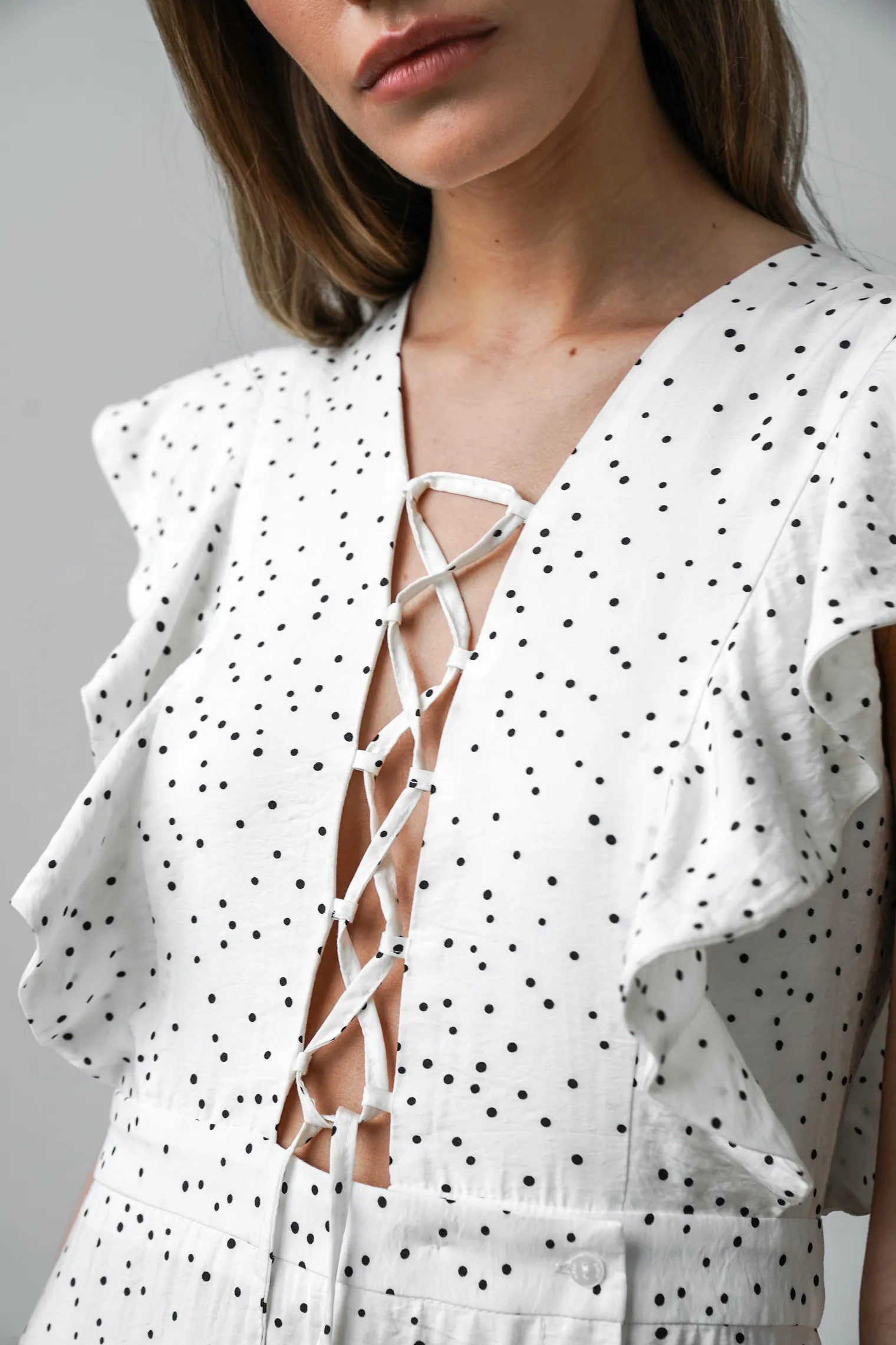 Платье на завязках в горошек цвета тофу фото 2