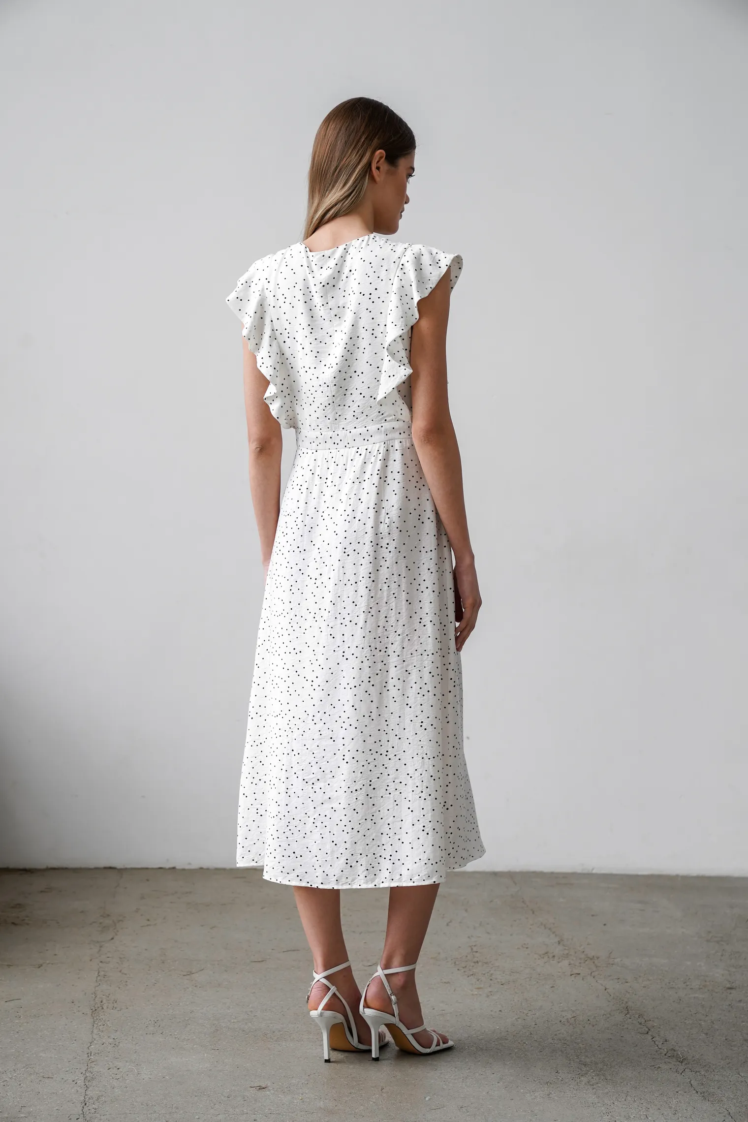 Платье на завязках в горошек цвета тофу фото 4