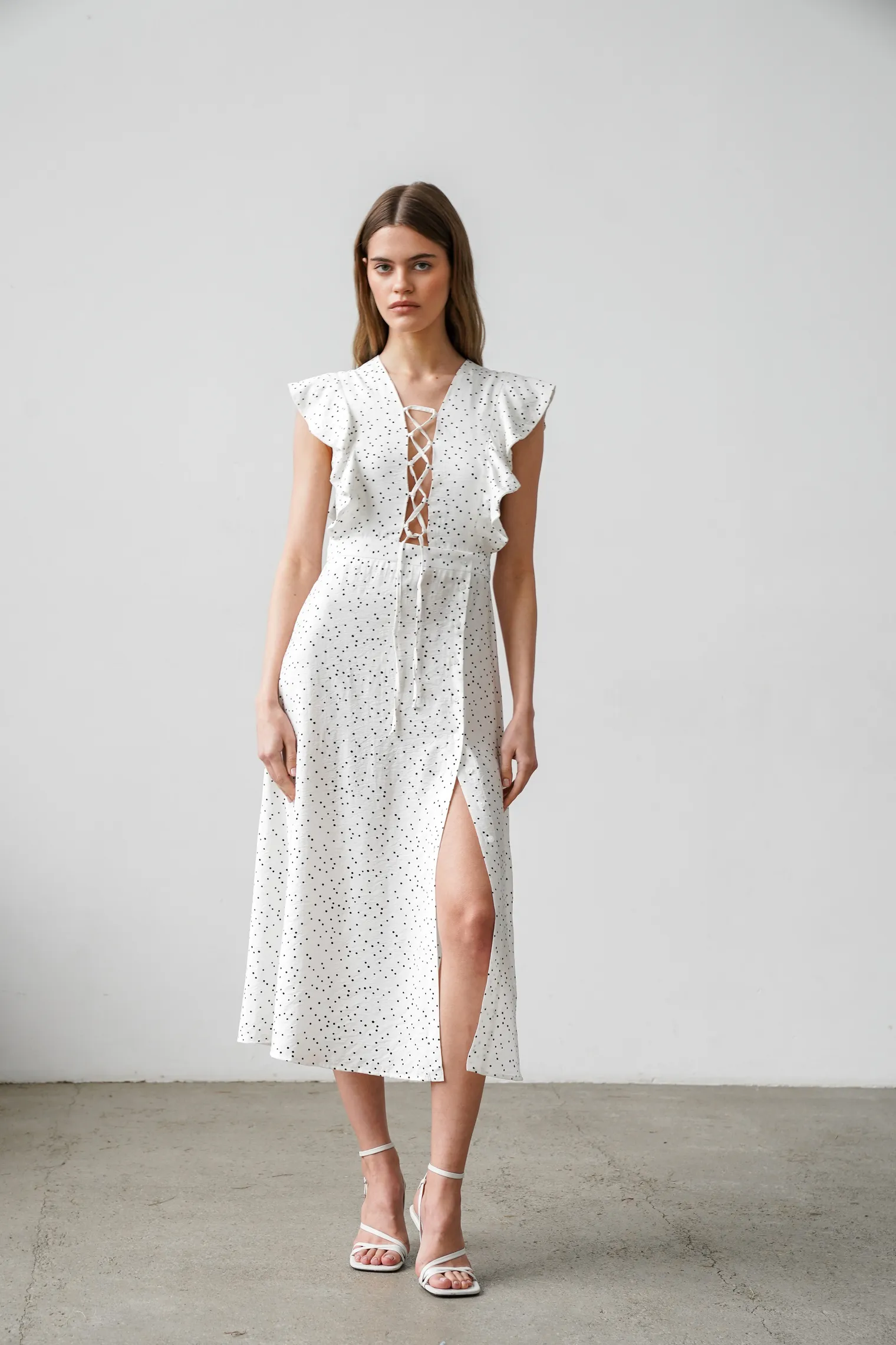 Платье на завязках в горошек цвета тофу фото 1