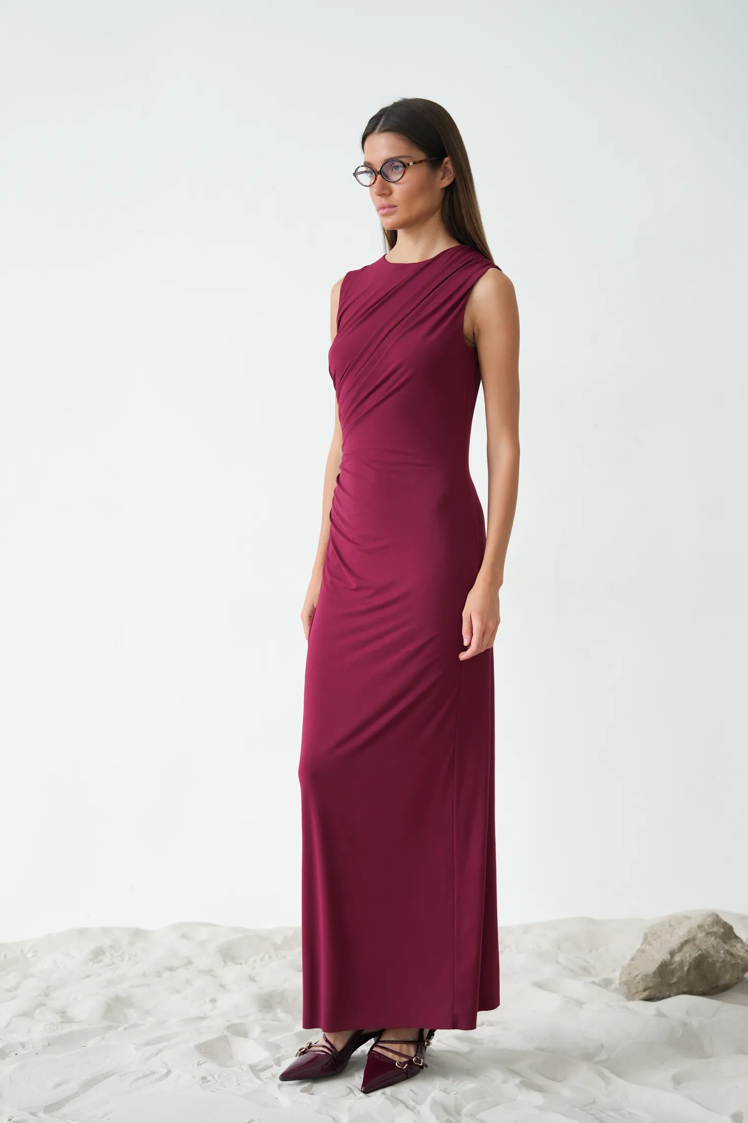 Платье макси со складками бордового цвета фото 7
