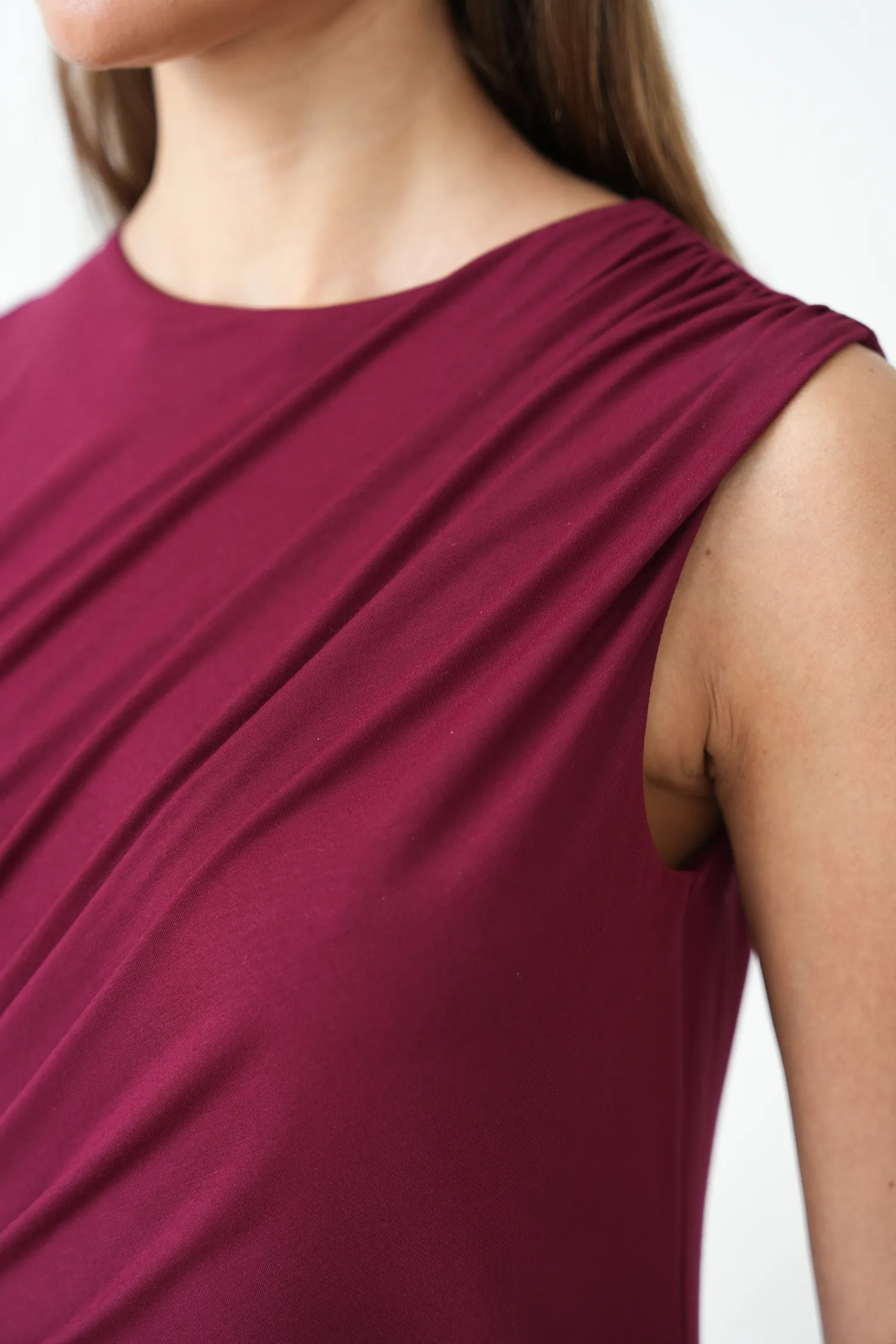 Платье макси со складками бордового цвета фото 2