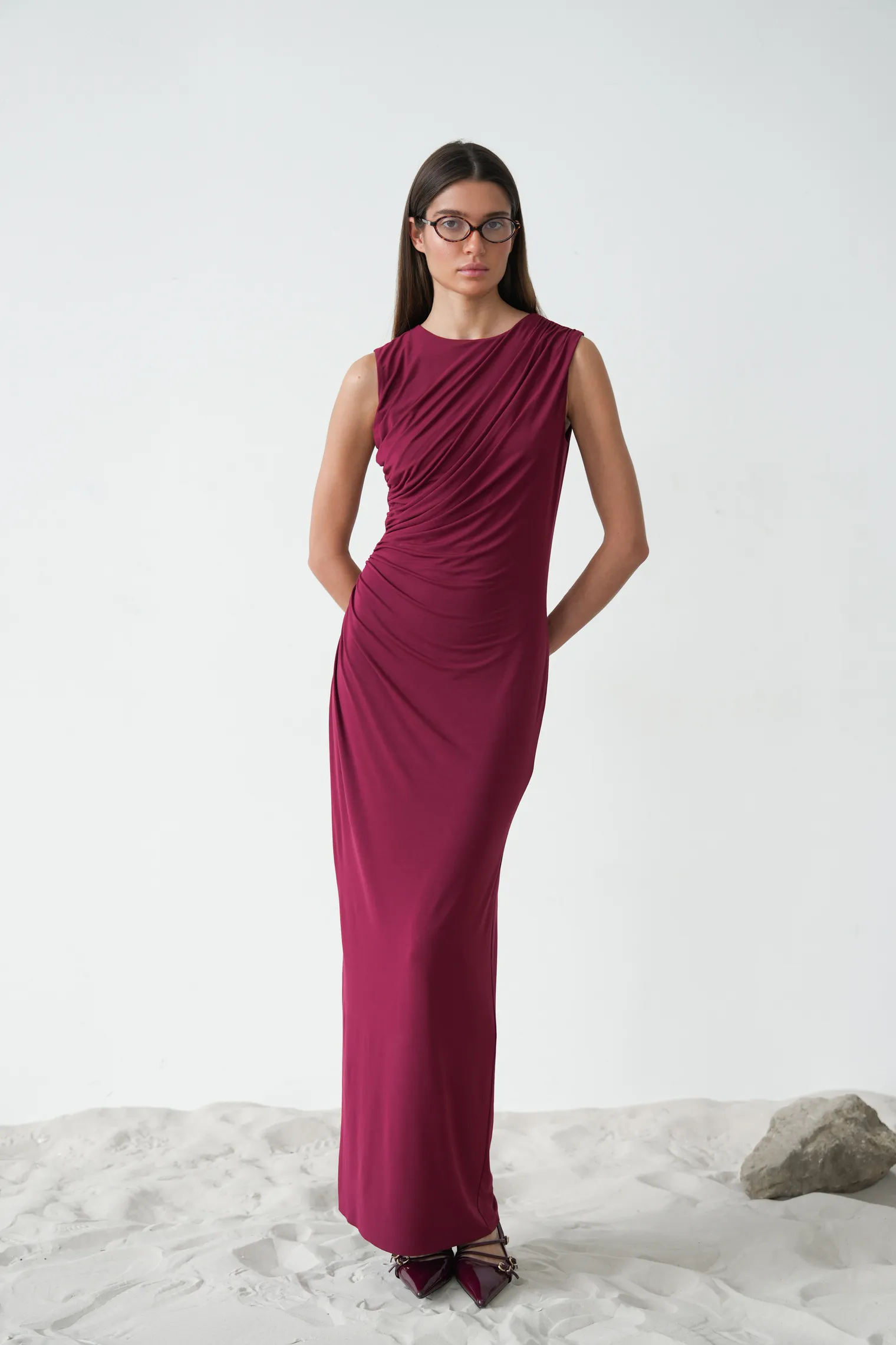 Платье макси со складками бордового цвета фото 1