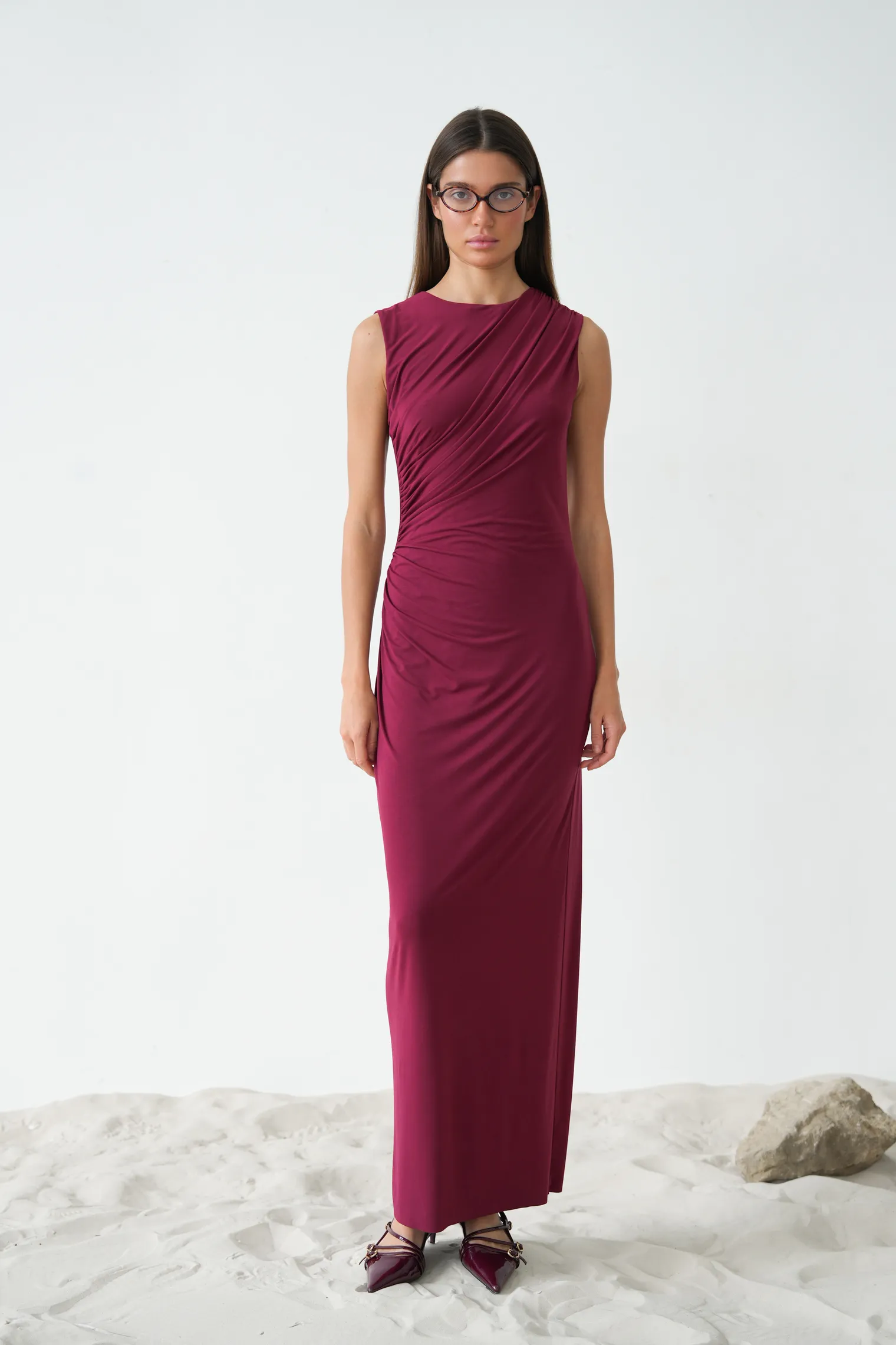 Платье макси со складками бордового цвета фото 3