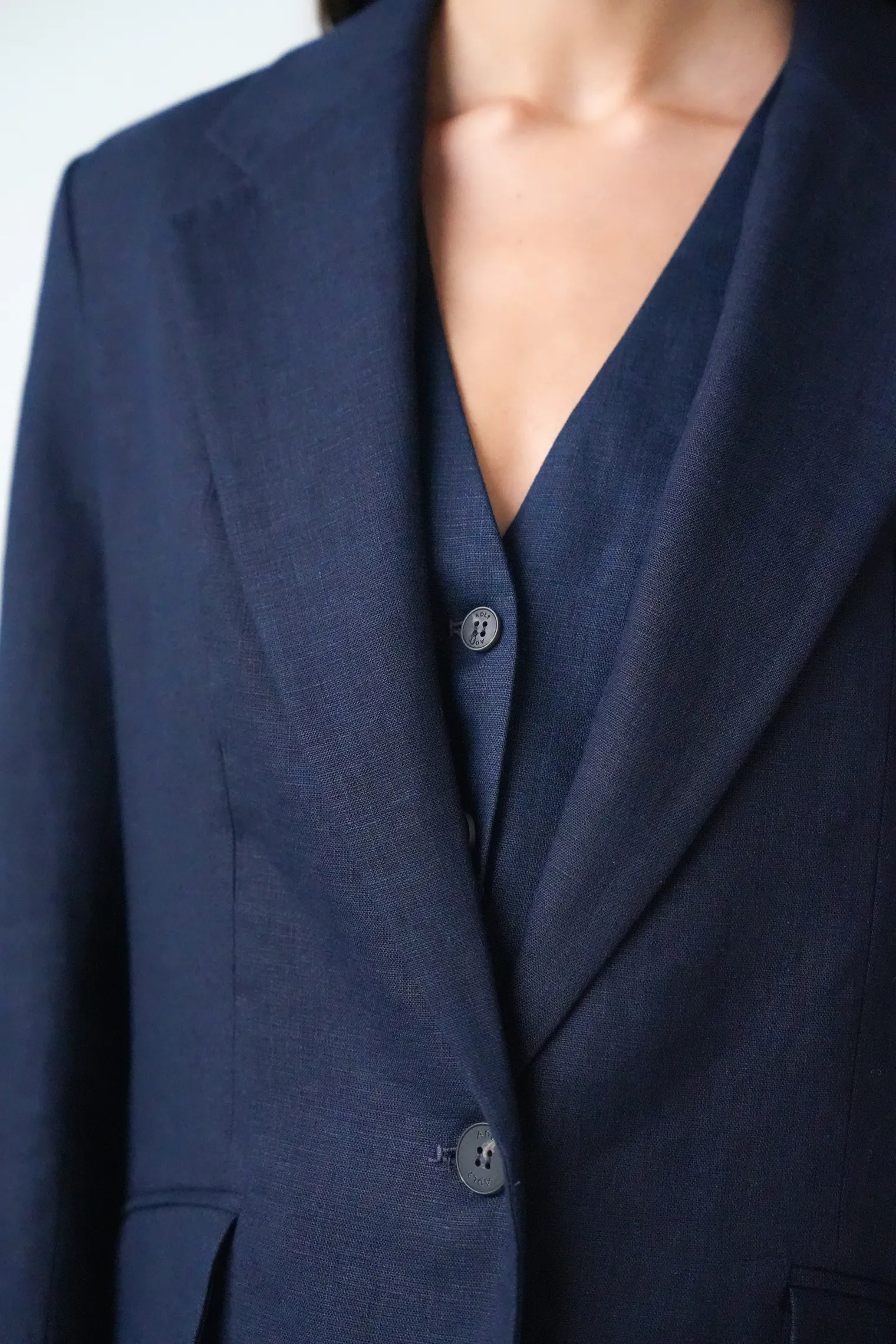 Однобортный жакет свободного кроя изо льна тёмно-синего цвета фото 6