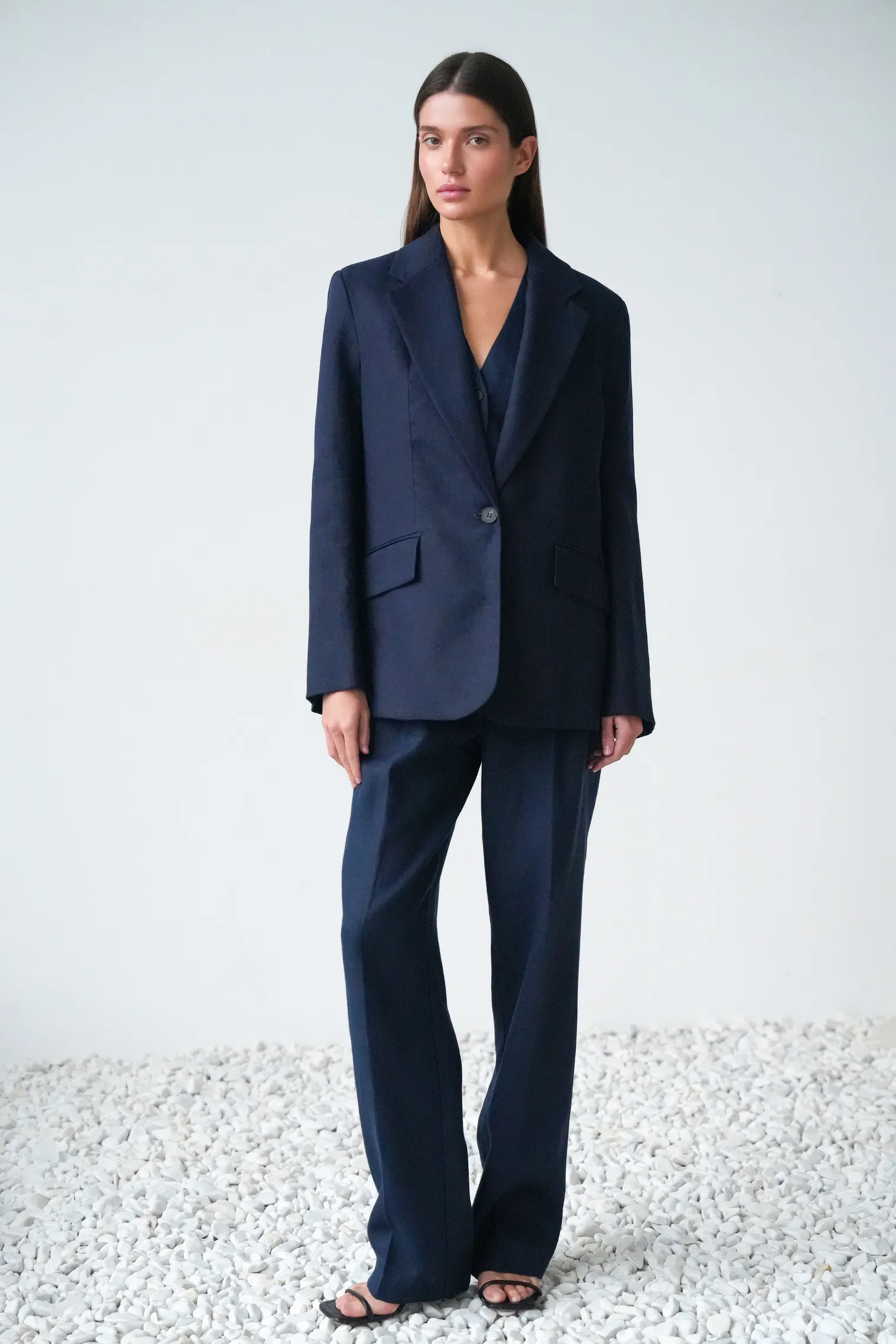 Однобортный жакет свободного кроя изо льна тёмно-синего цвета фото 3