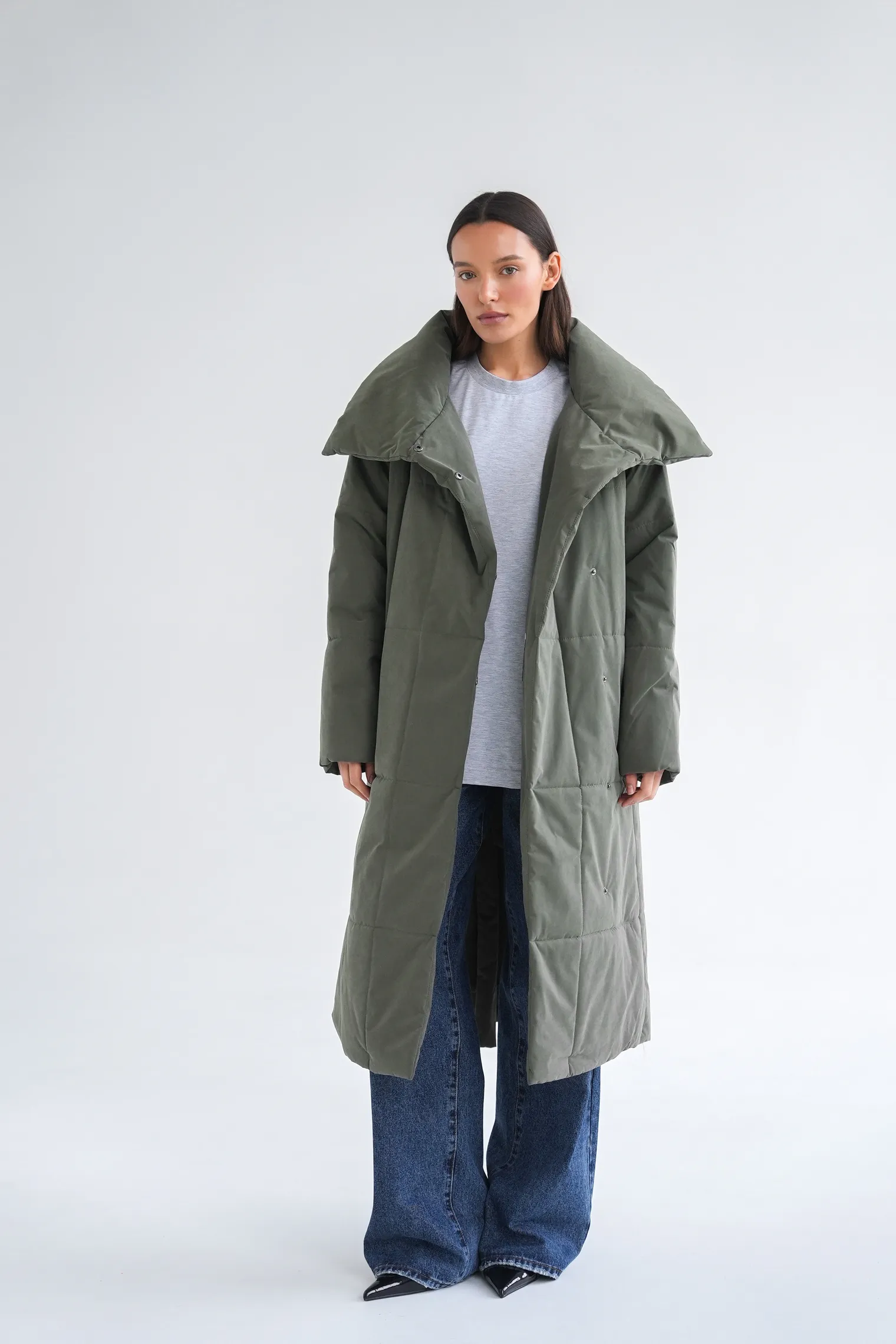 Стеганое пальто с высоким воротником цвета хаки фото 7