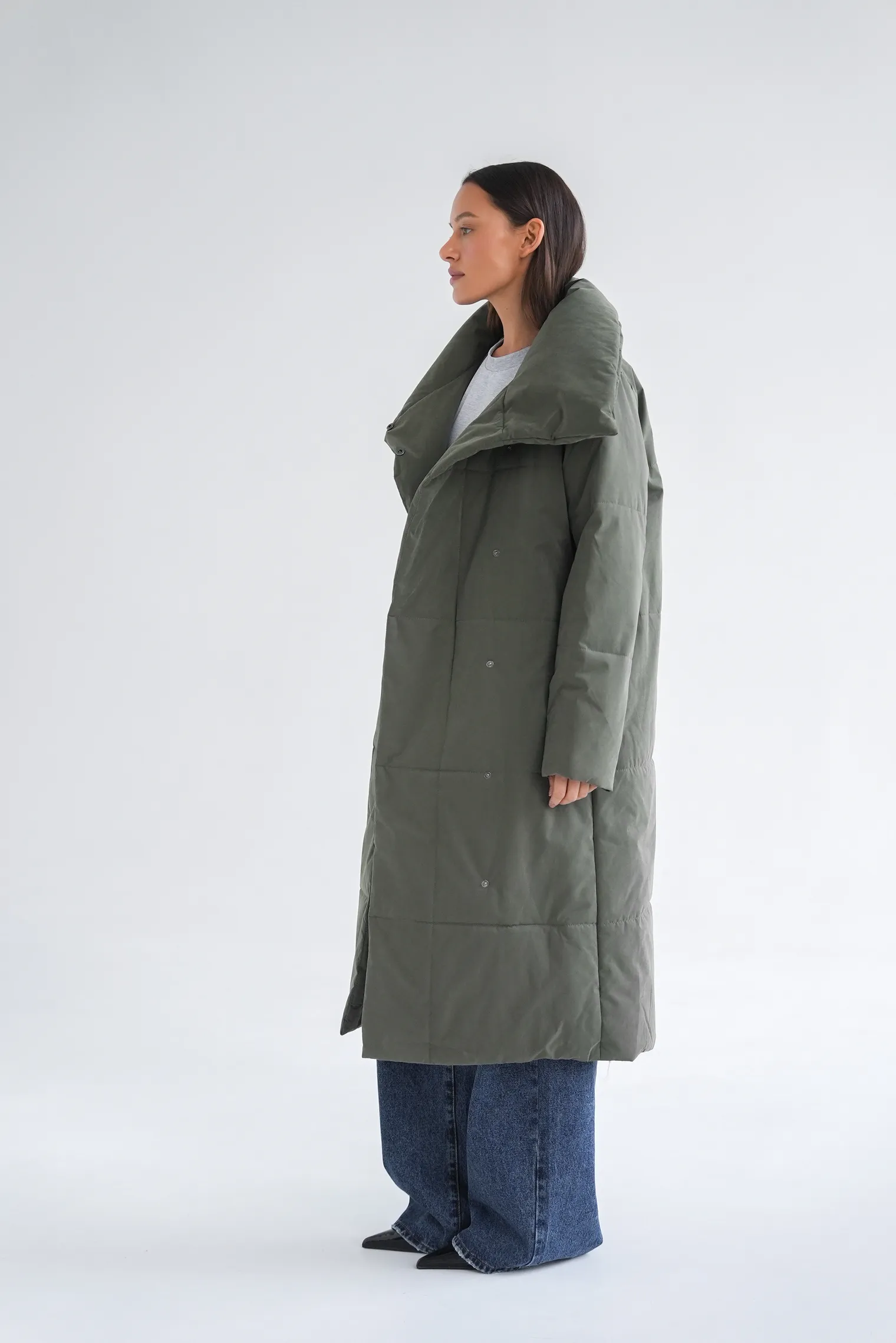 Стеганое пальто с высоким воротником цвета хаки фото 5