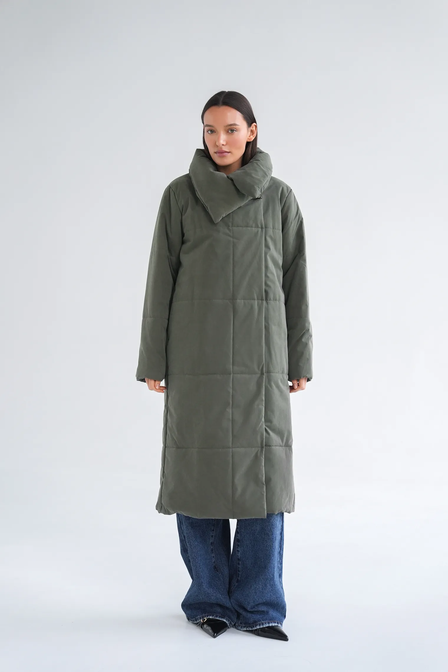 Стеганое пальто с высоким воротником цвета хаки фото 3