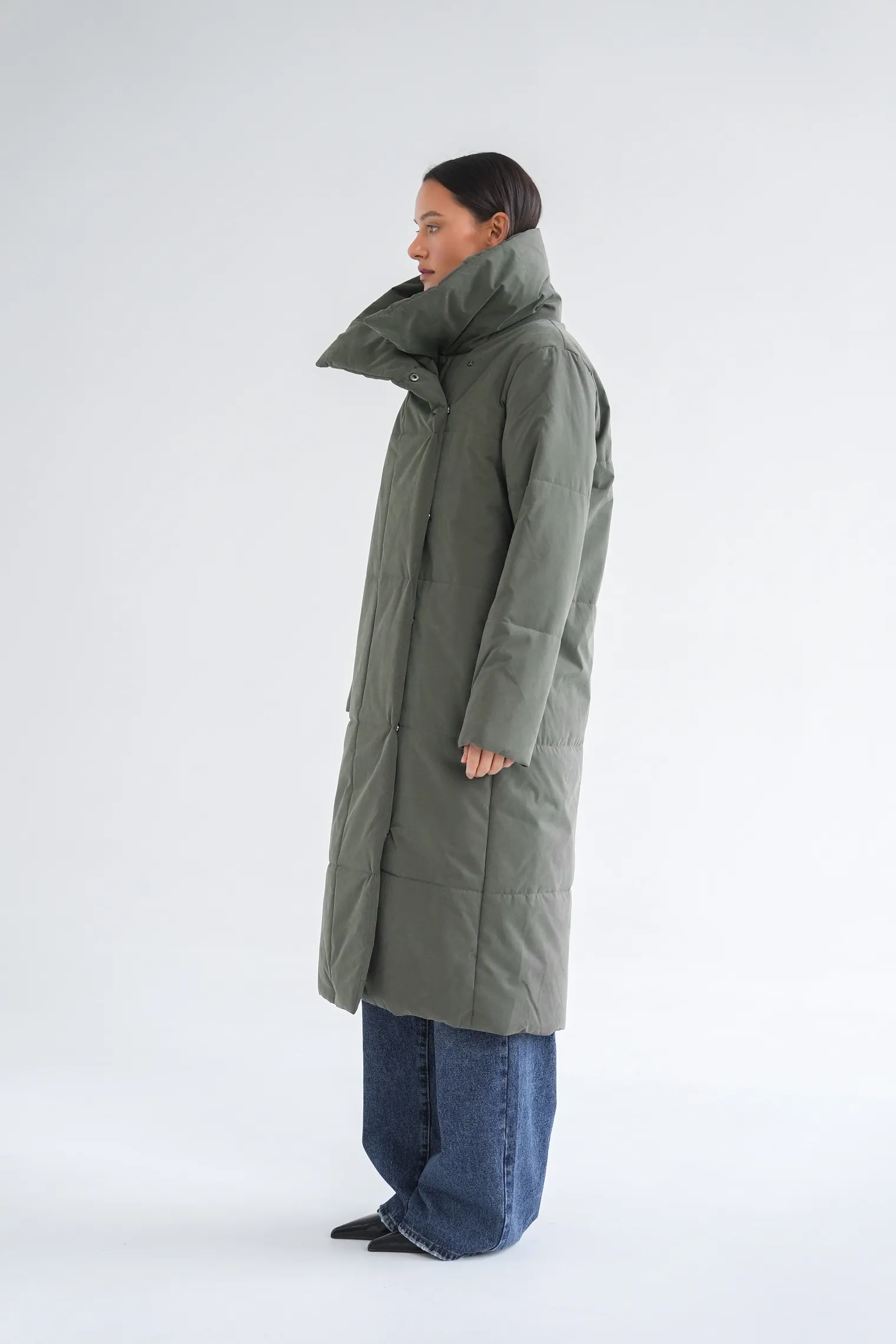 Стеганое пальто с высоким воротником цвета хаки фото 6