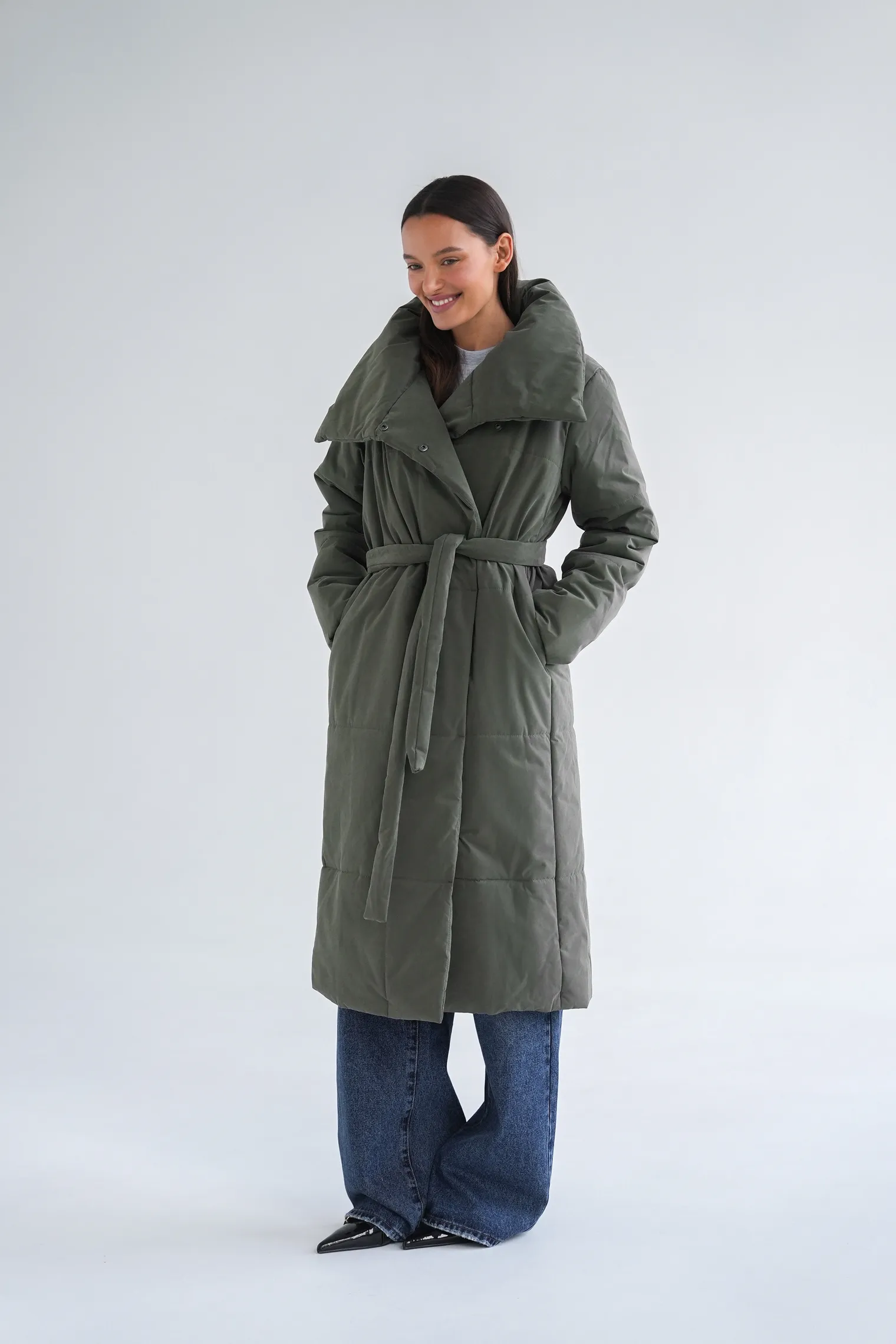 Стеганое пальто с высоким воротником цвета хаки фото 9