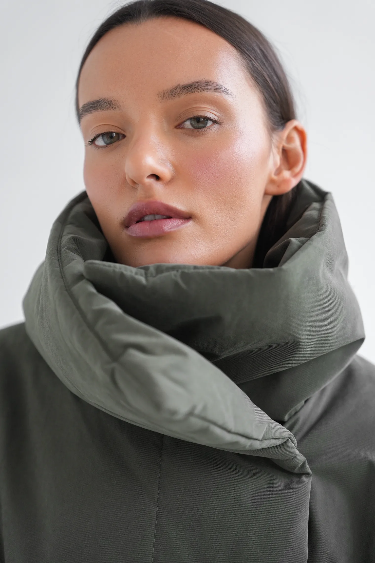 Стеганое пальто с высоким воротником цвета хаки фото 11