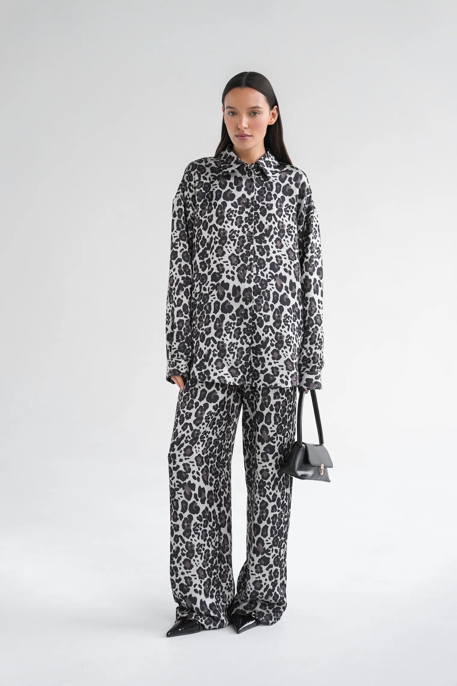 Брюки свободного кроя на резинке цвета леопардовый принт фото 6