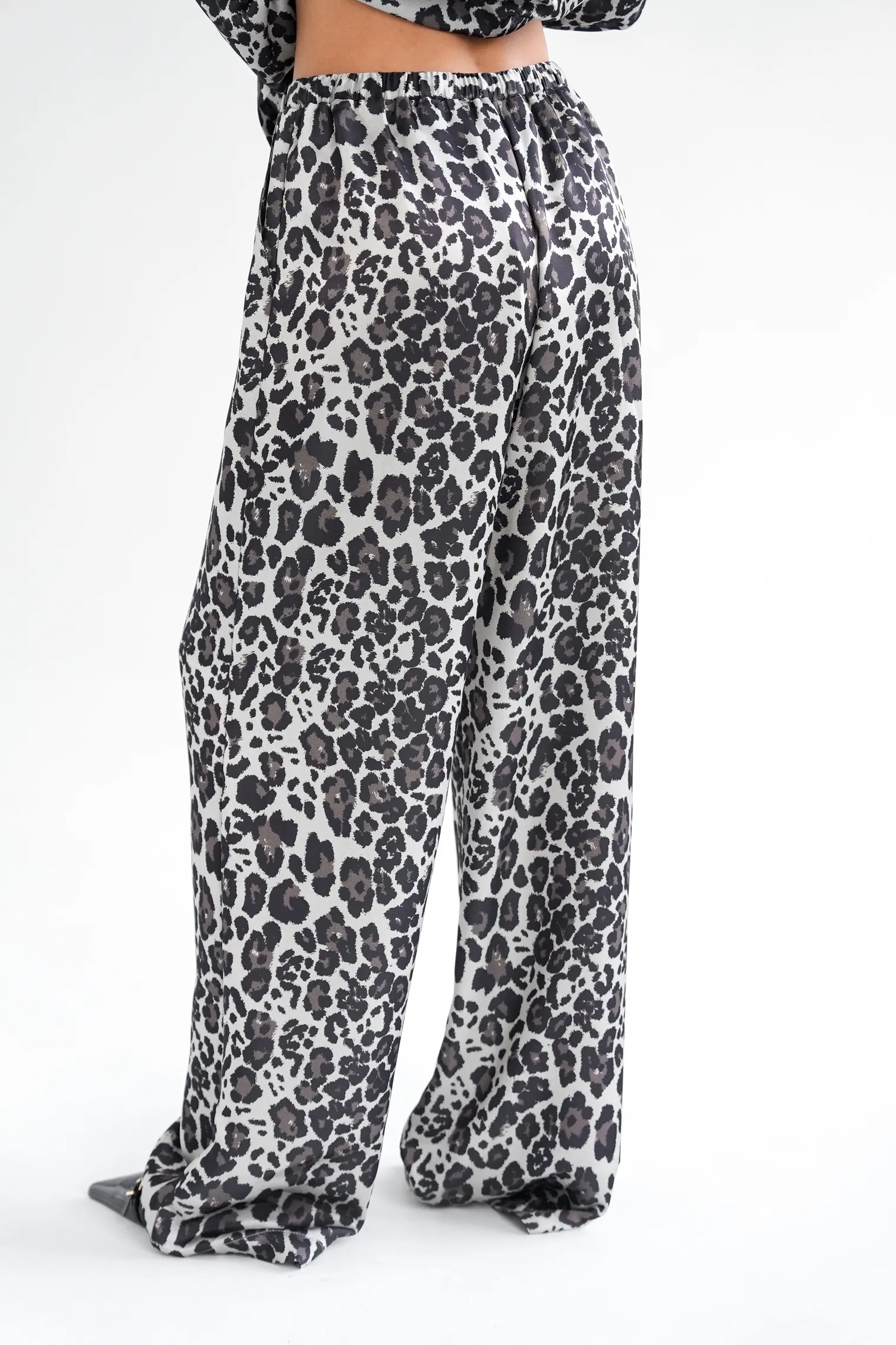 Брюки свободного кроя на резинке цвета леопардовый принт фото 4