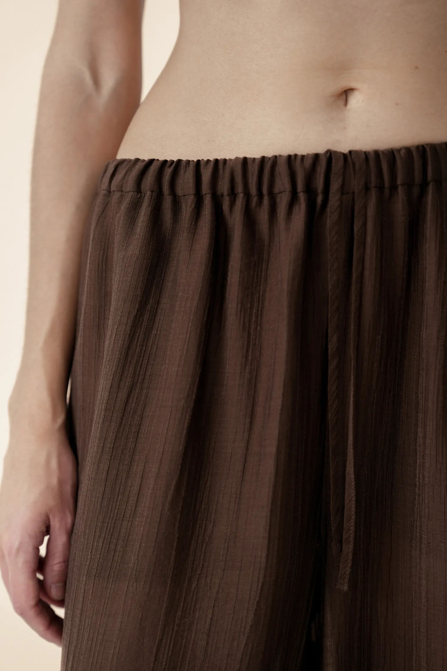 Брюки свободного кроя из жатой ткани цвета горький шоколад фото 6