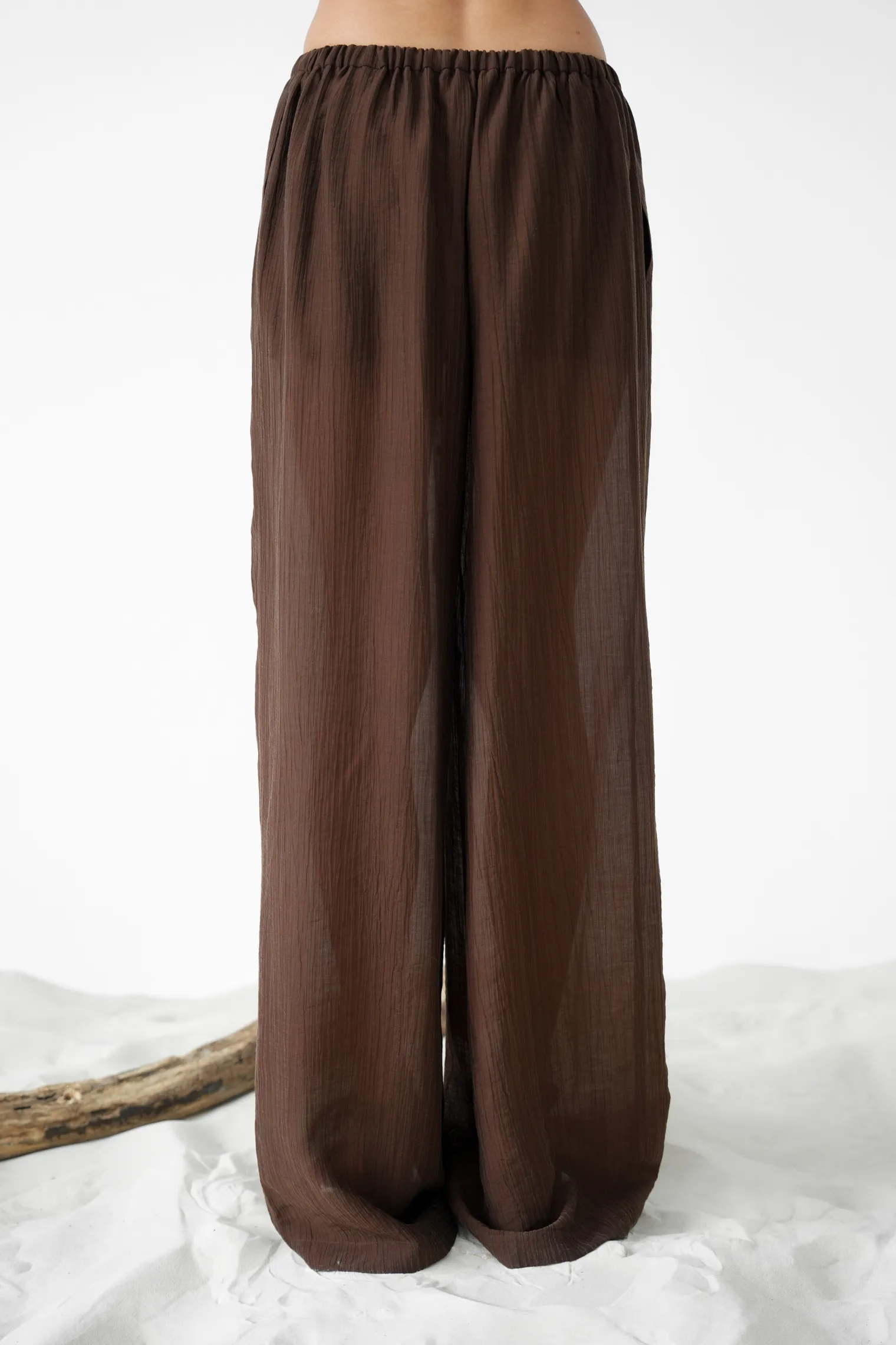 Брюки свободного кроя из жатой ткани цвета горький шоколад фото 4