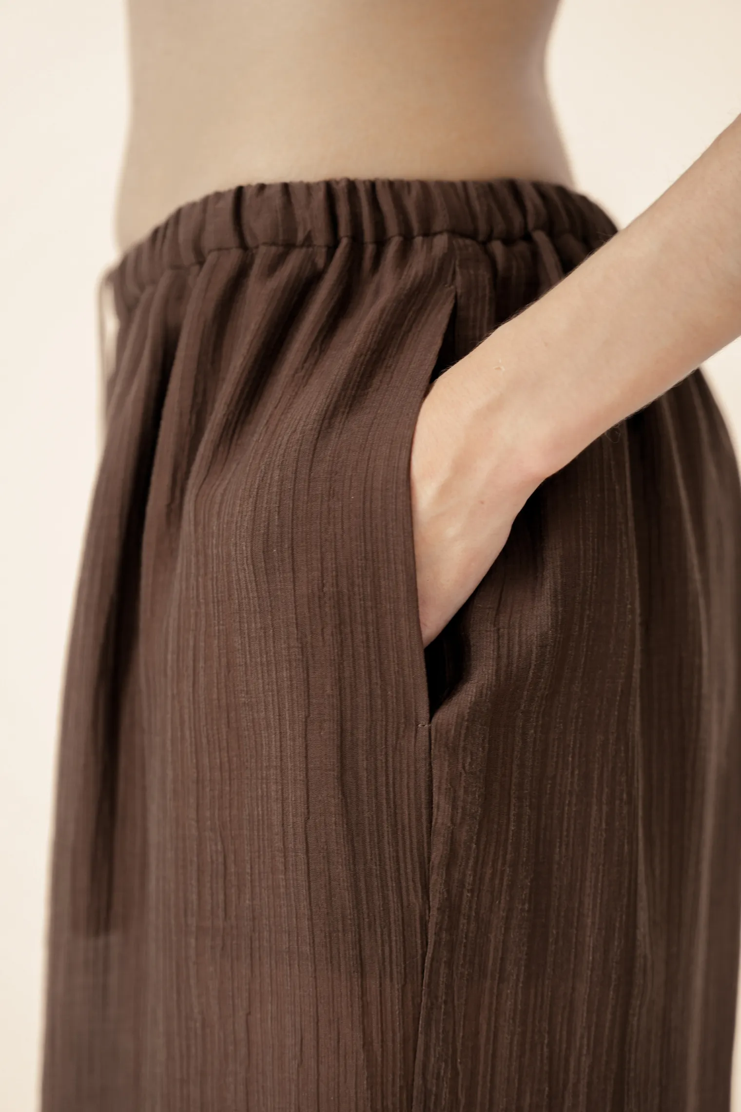 Брюки свободного кроя из жатой ткани цвета горький шоколад фото 5