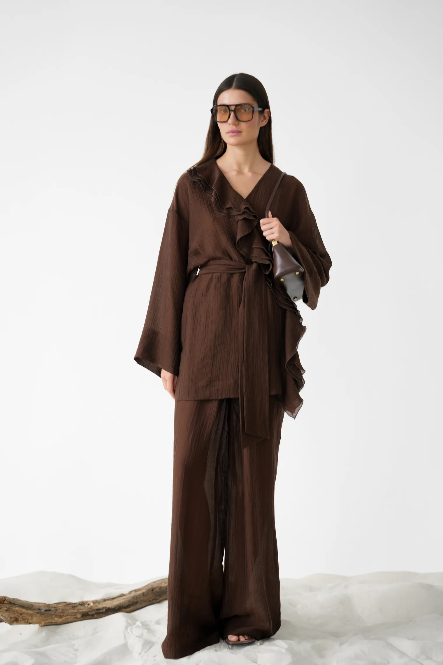 Брюки свободного кроя из жатой ткани цвета горький шоколад фото 1