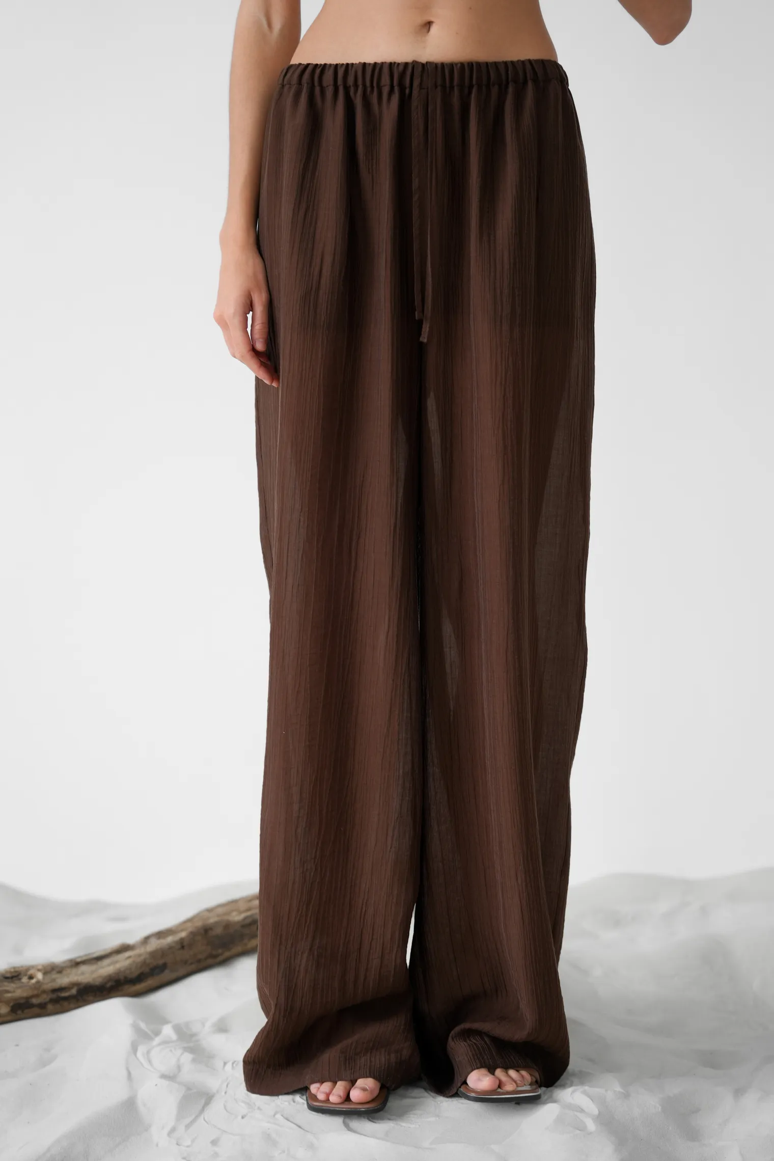 Брюки свободного кроя из жатой ткани цвета горький шоколад фото 2