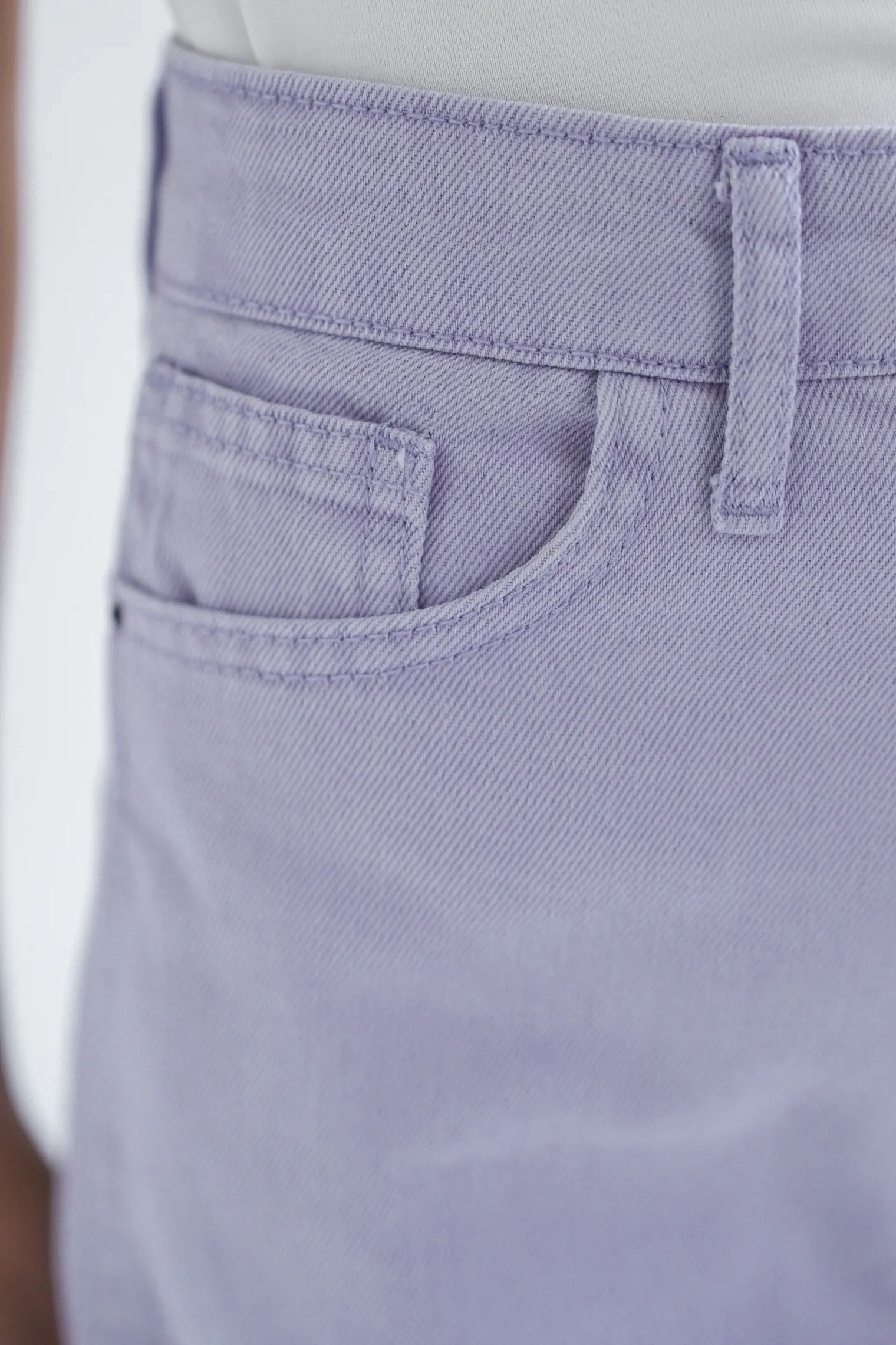 Шорты джинсовые с завышенной талией лавандового цвета фото 2