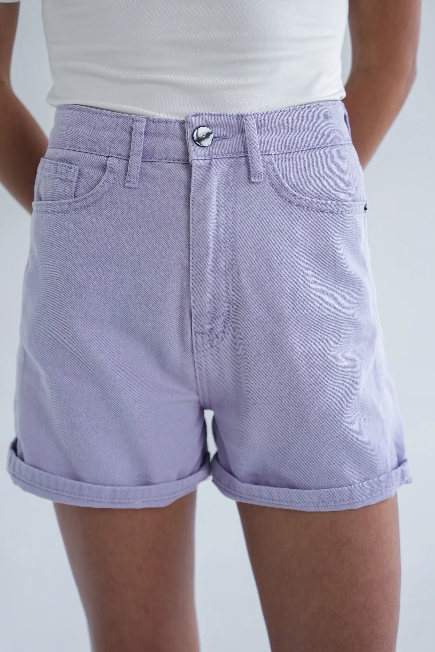 Шорты джинсовые с завышенной талией лавандового цвета фото 5