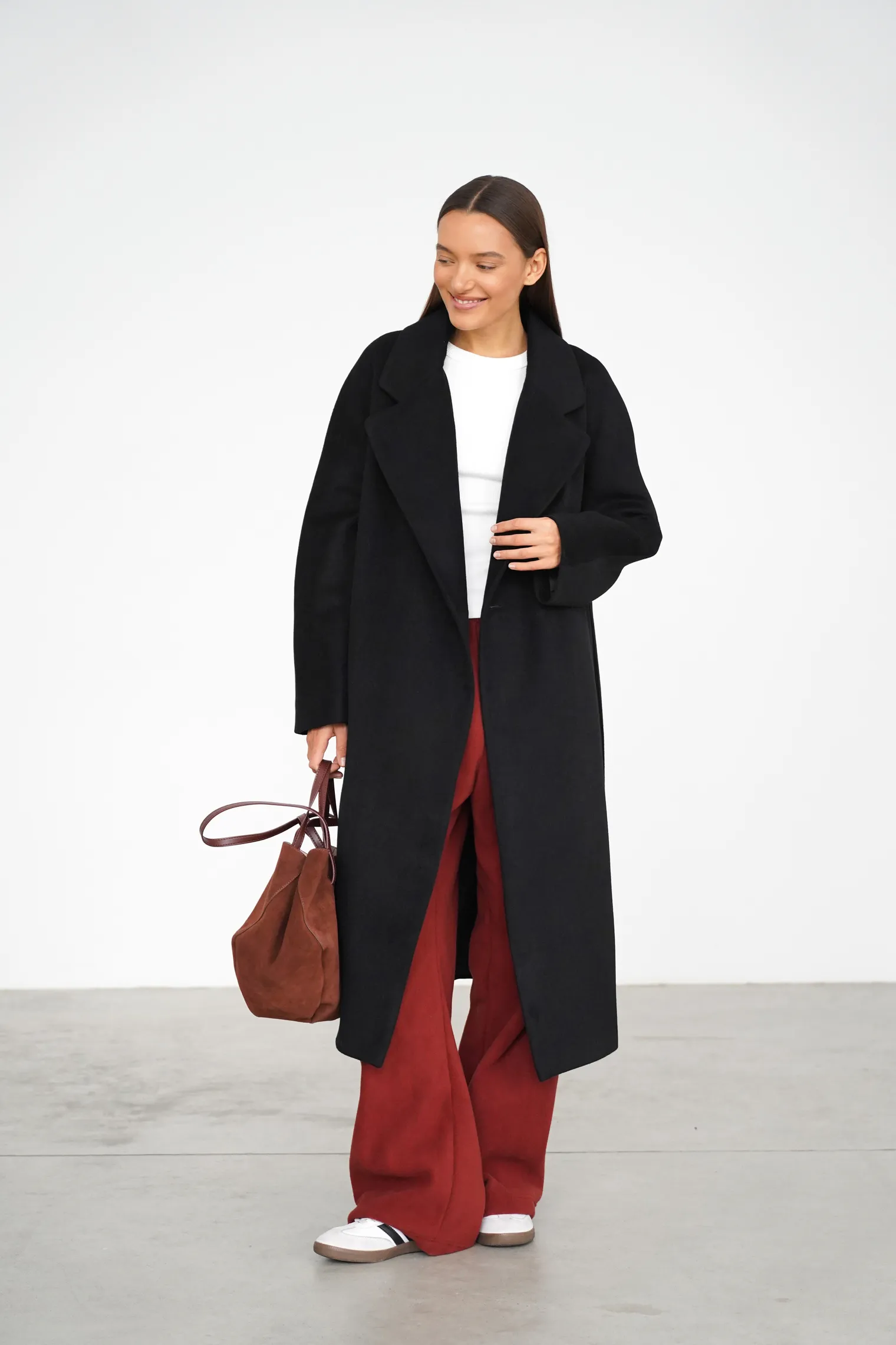 Зимнее пальто-халат с поясом чёрного цвета фото 3