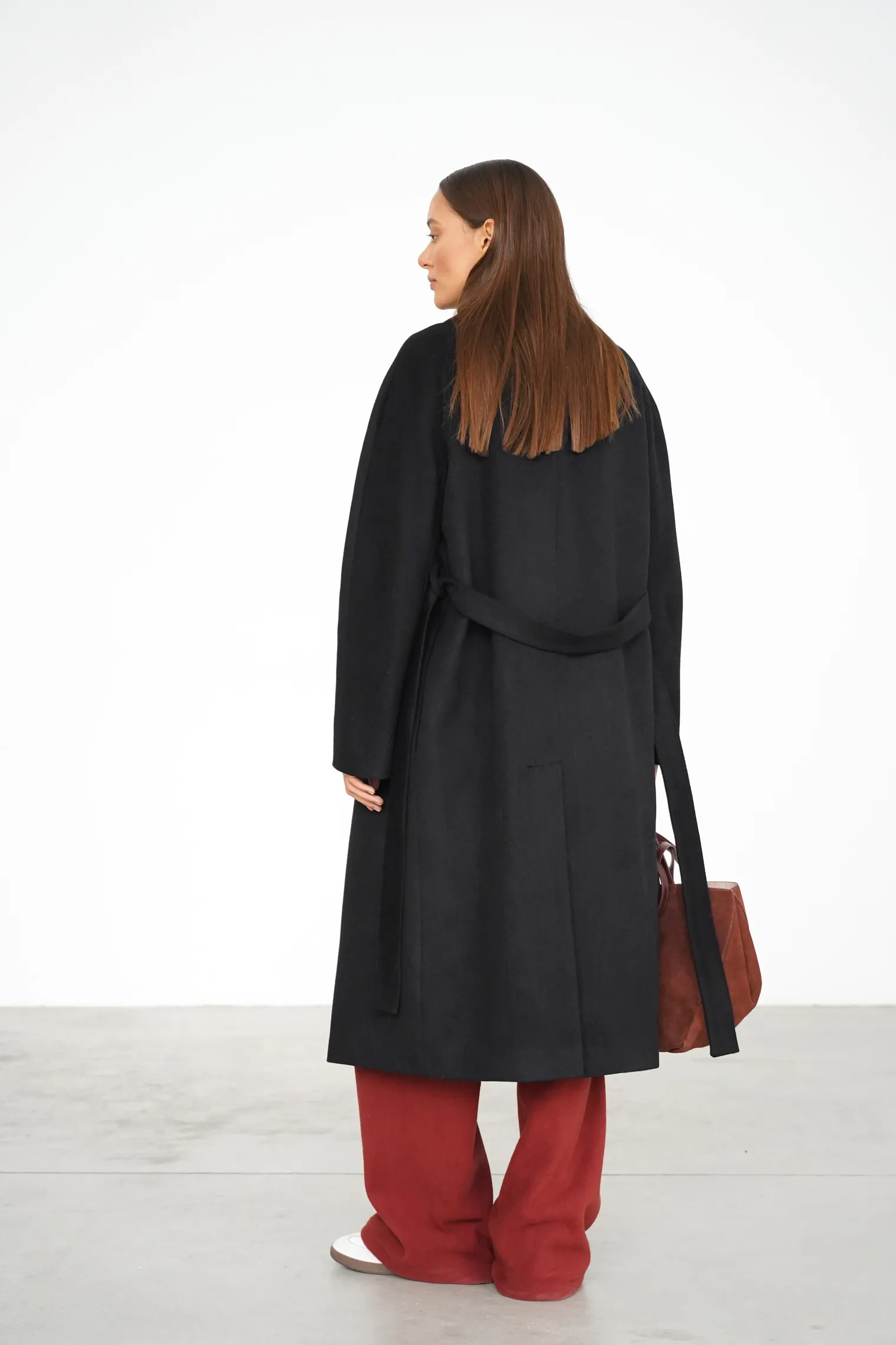 Зимнее пальто-халат с поясом чёрного цвета фото 4