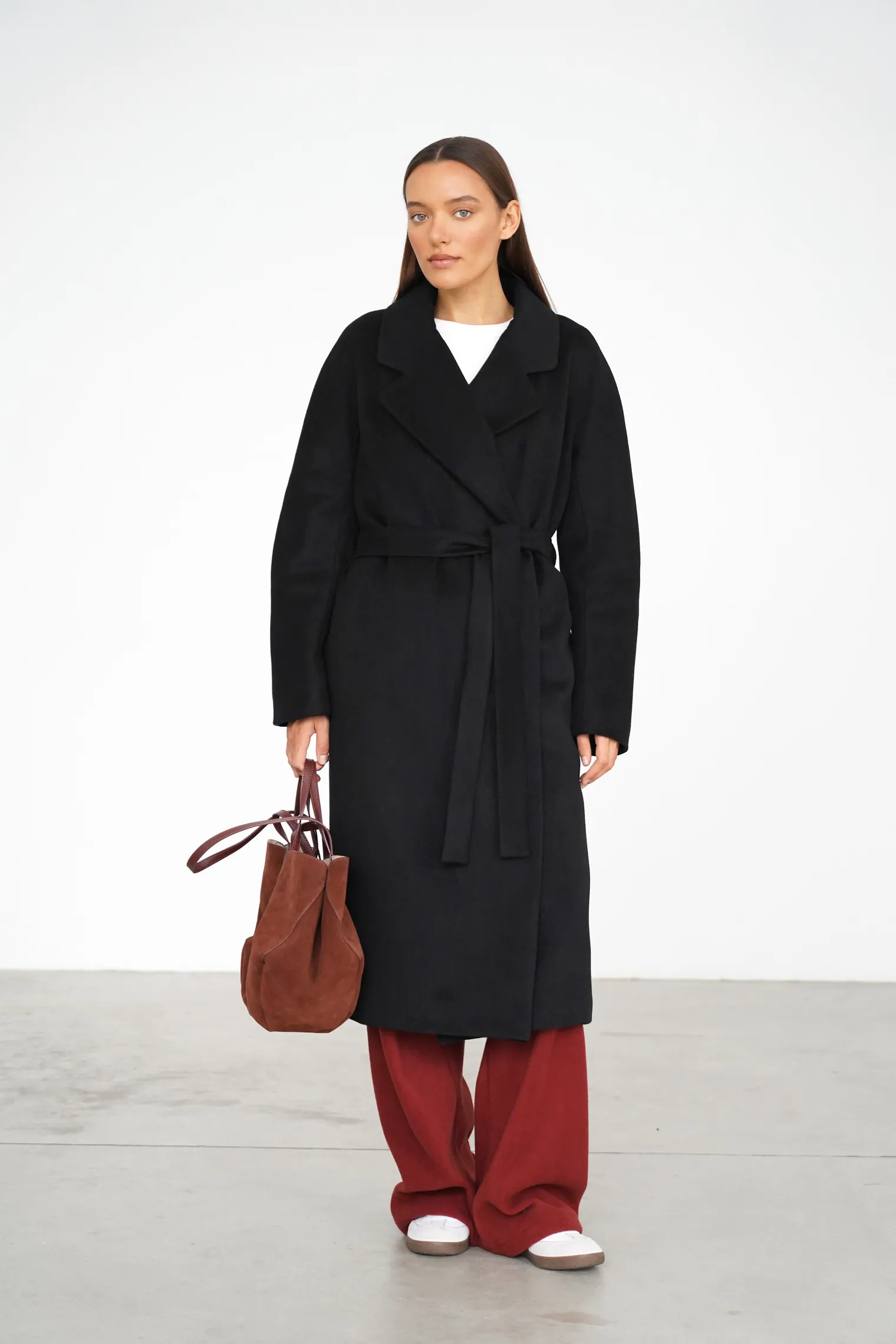 Зимнее пальто-халат с поясом чёрного цвета фото 1