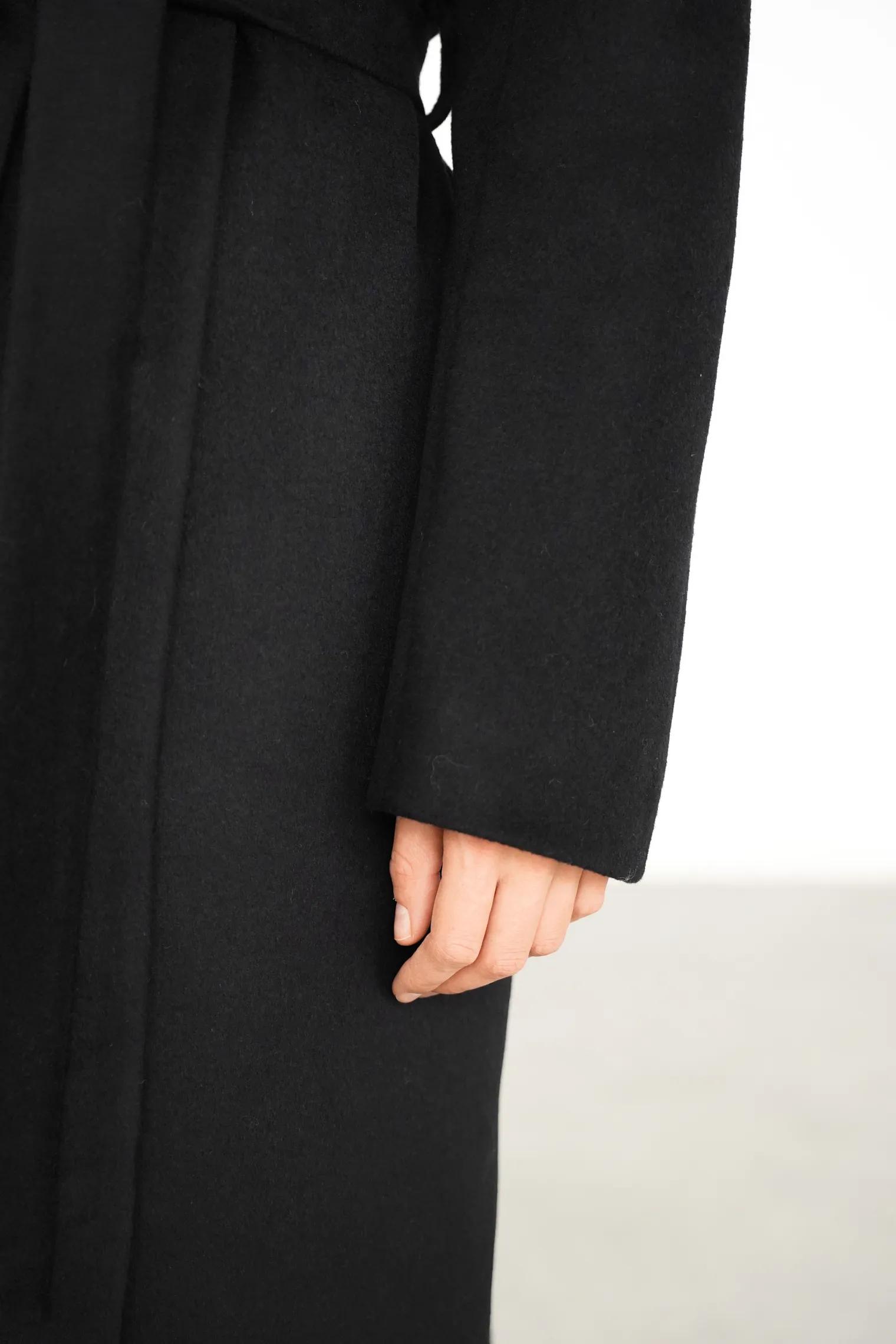 Зимнее пальто-халат с поясом чёрного цвета фото 6