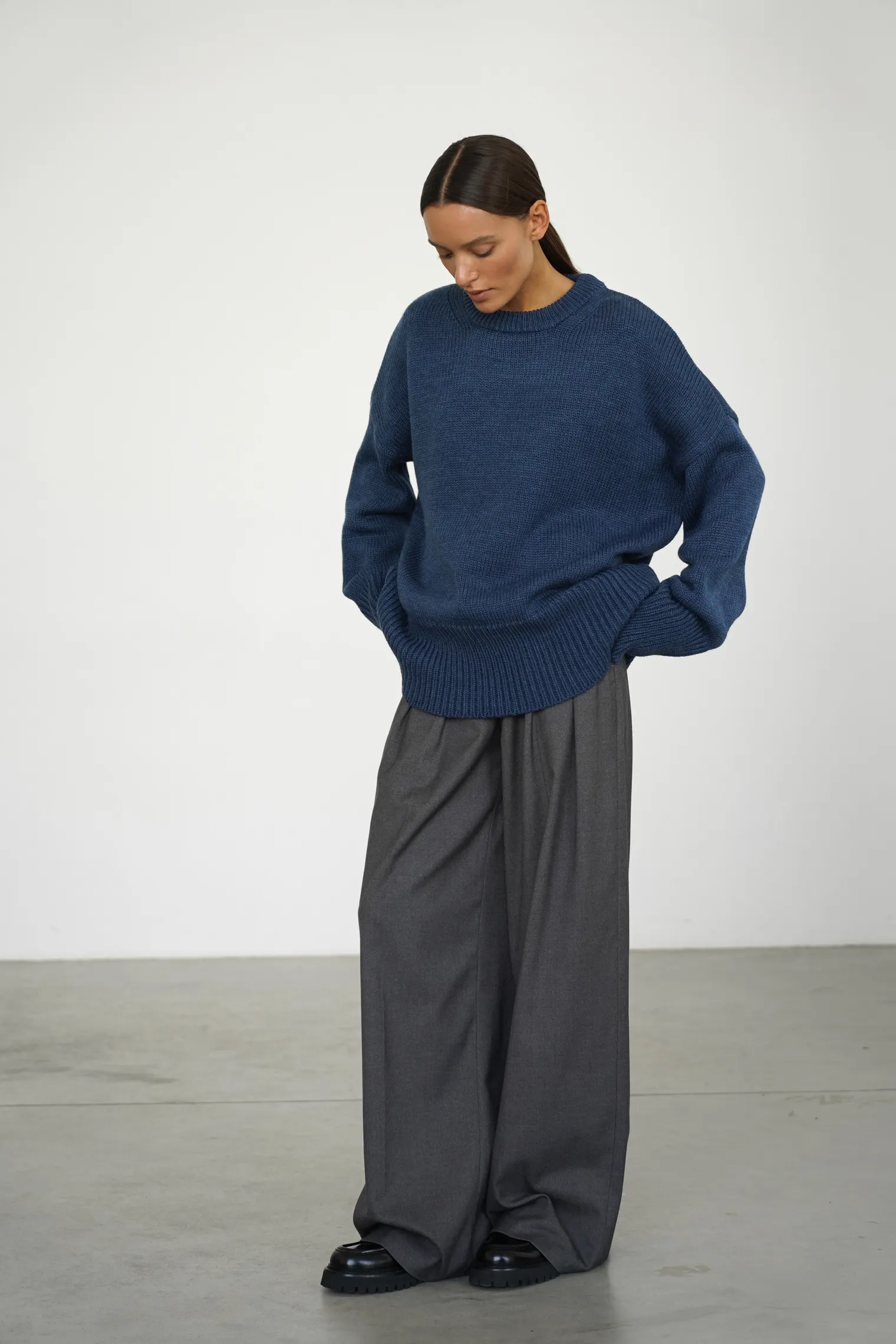 Джемпер крупной вязки с низким воротником цвета синий пепел фото 3