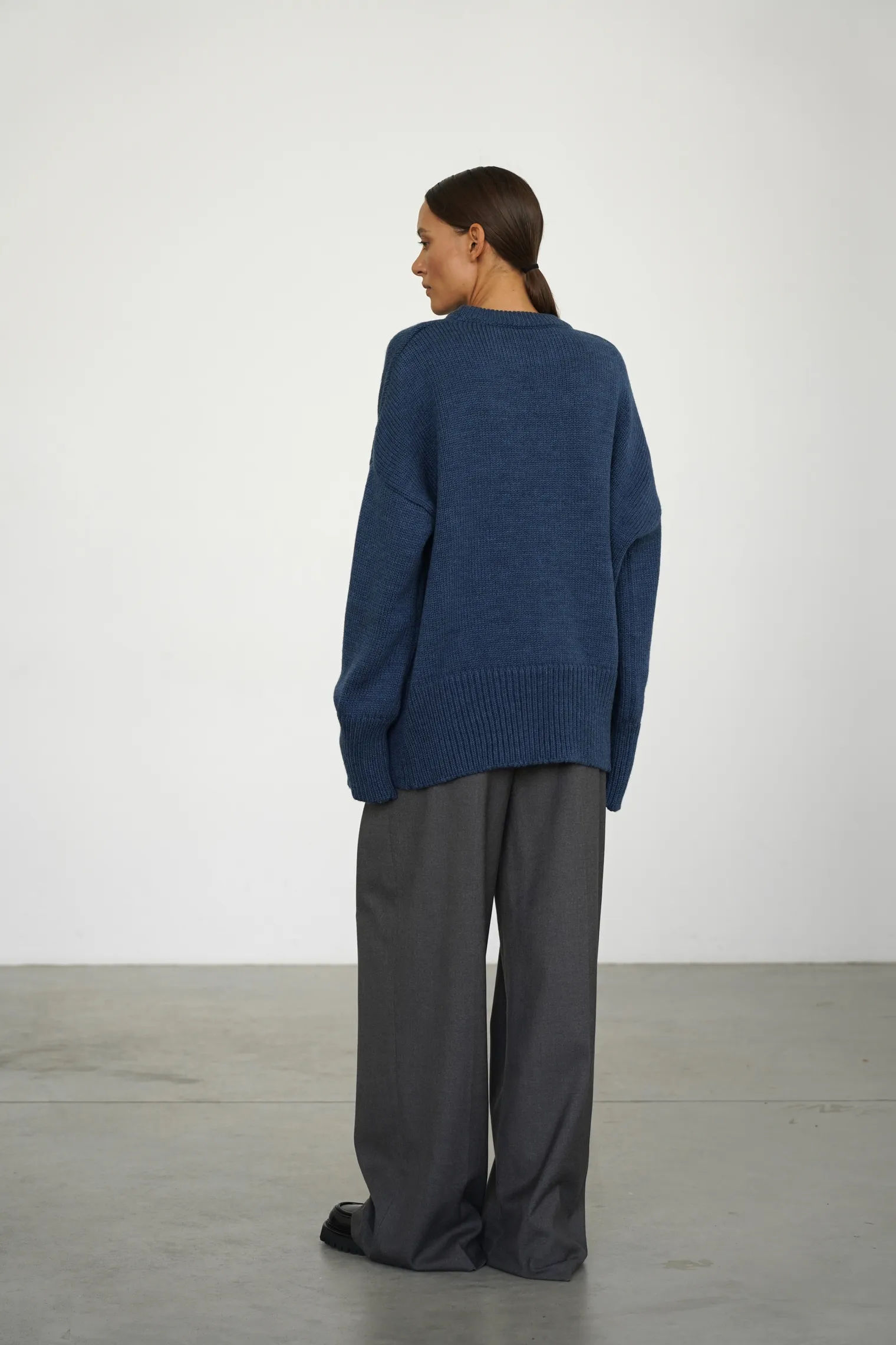 Джемпер крупной вязки с низким воротником цвета синий пепел фото 7