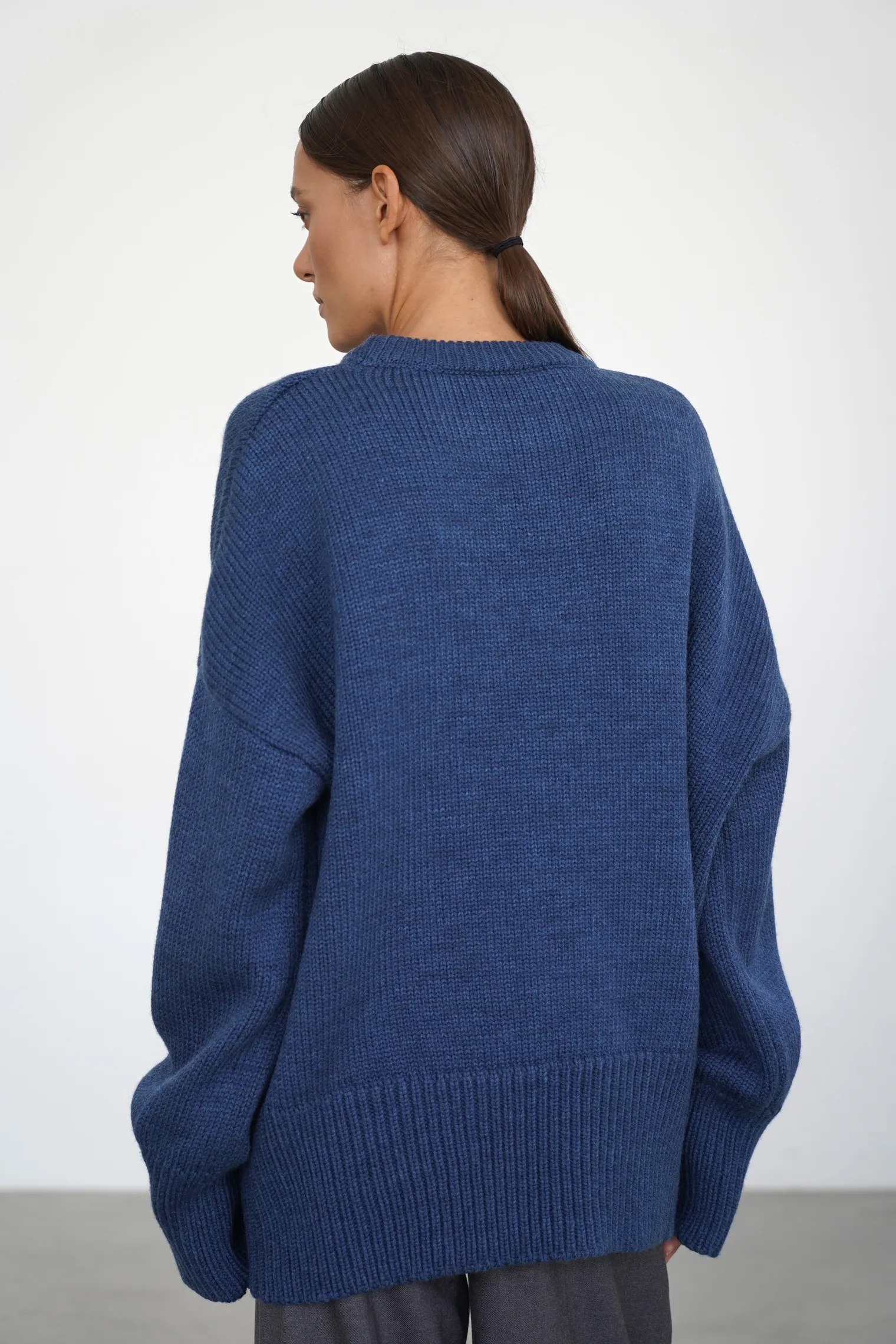Джемпер крупной вязки с низким воротником цвета синий пепел фото 4