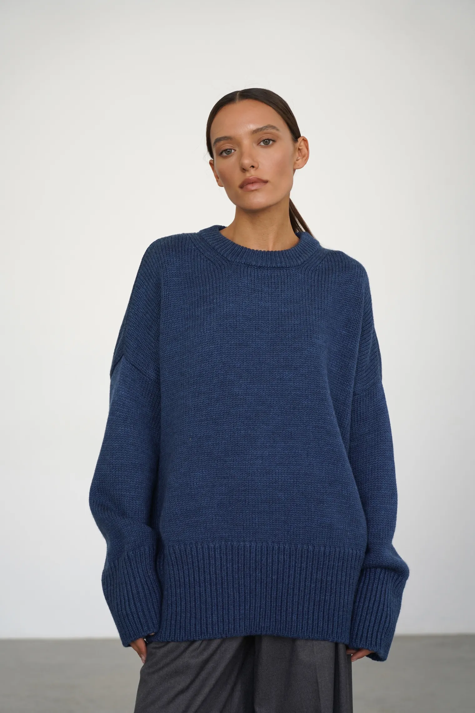 Джемпер крупной вязки с низким воротником цвета синий пепел фото 1