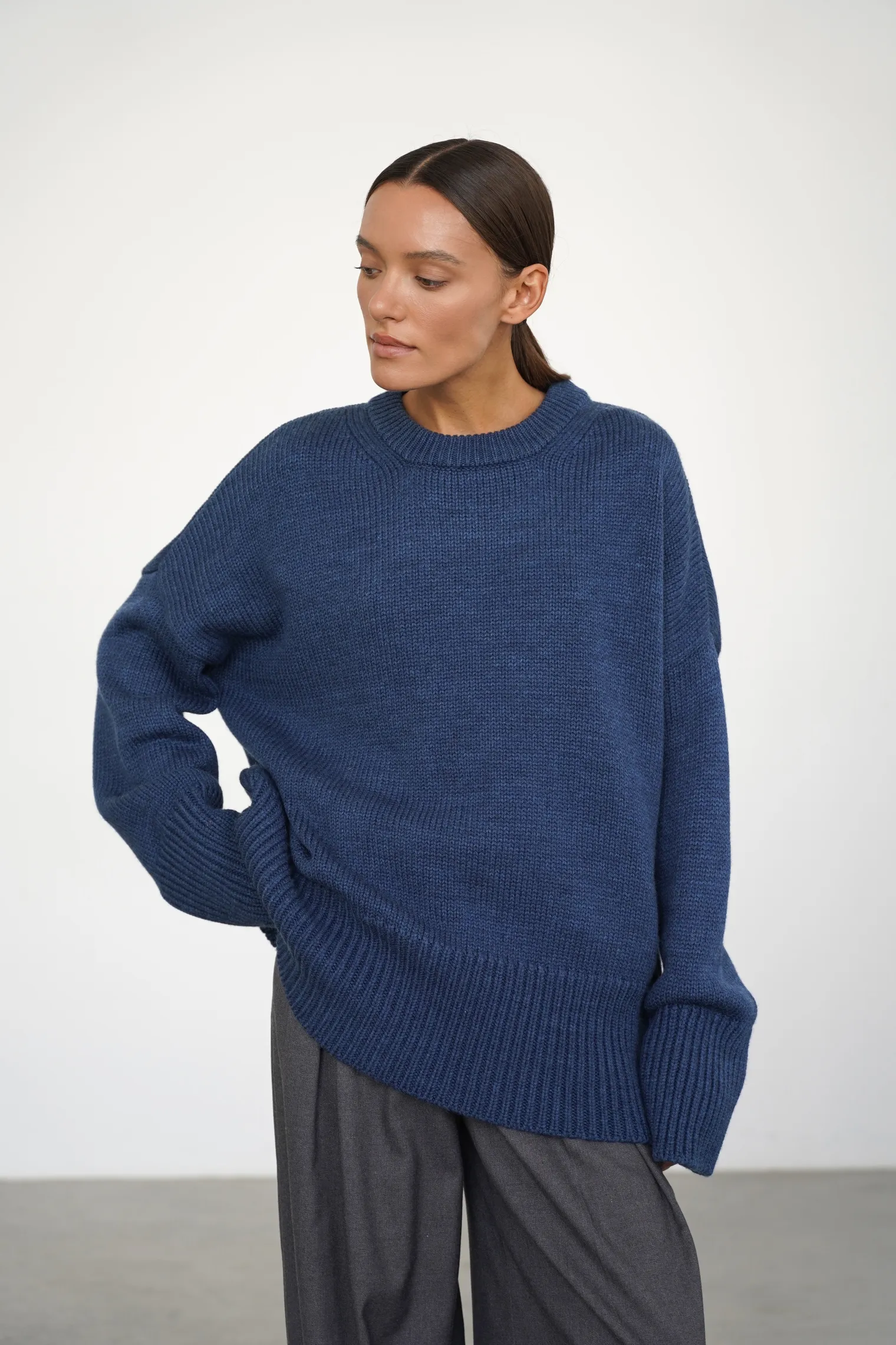 Джемпер крупной вязки с низким воротником цвета синий пепел фото 6