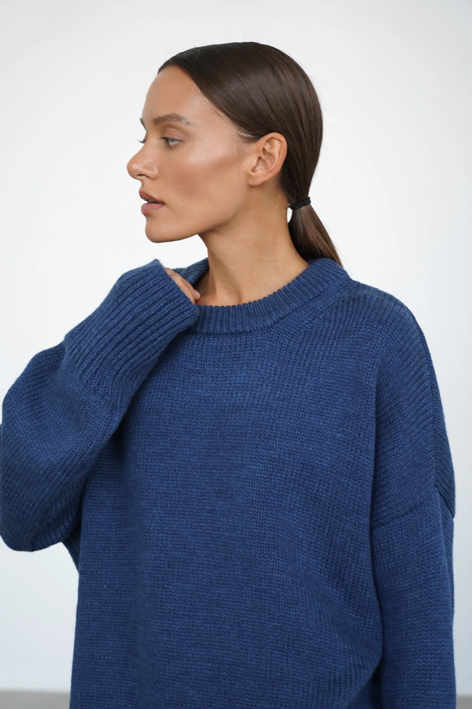 Джемпер крупной вязки с низким воротником цвета синий пепел фото 2