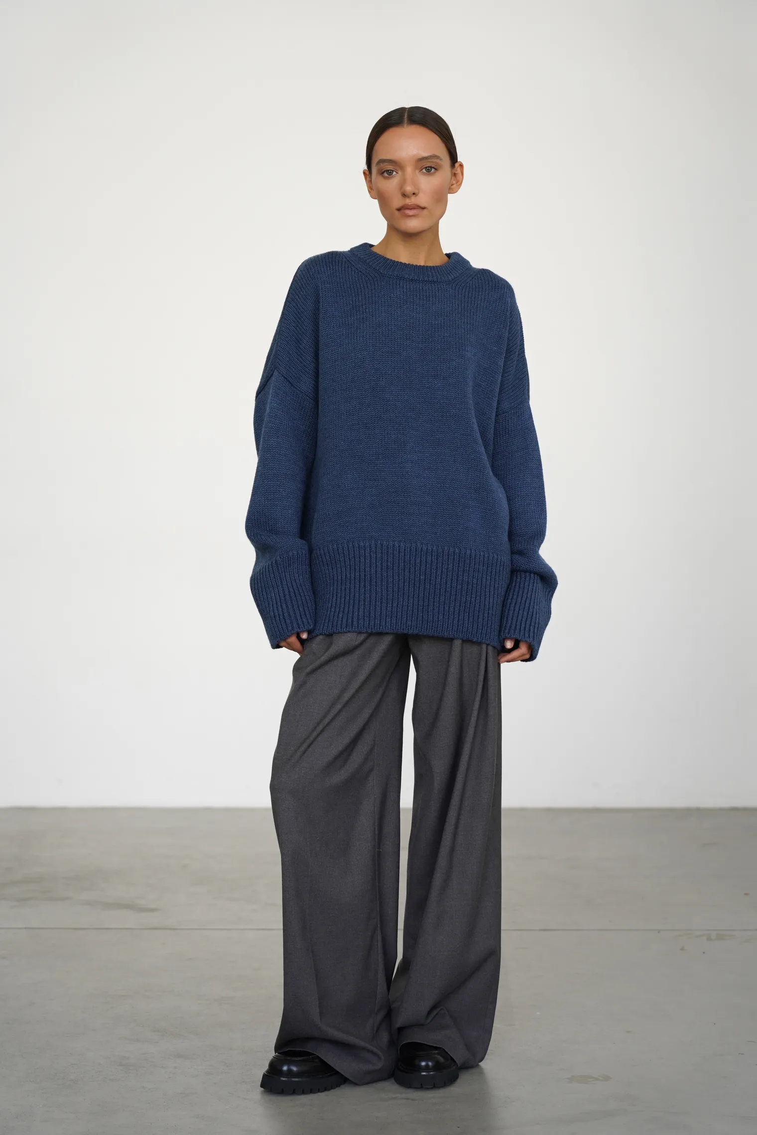 Джемпер крупной вязки с низким воротником цвета синий пепел фото 5