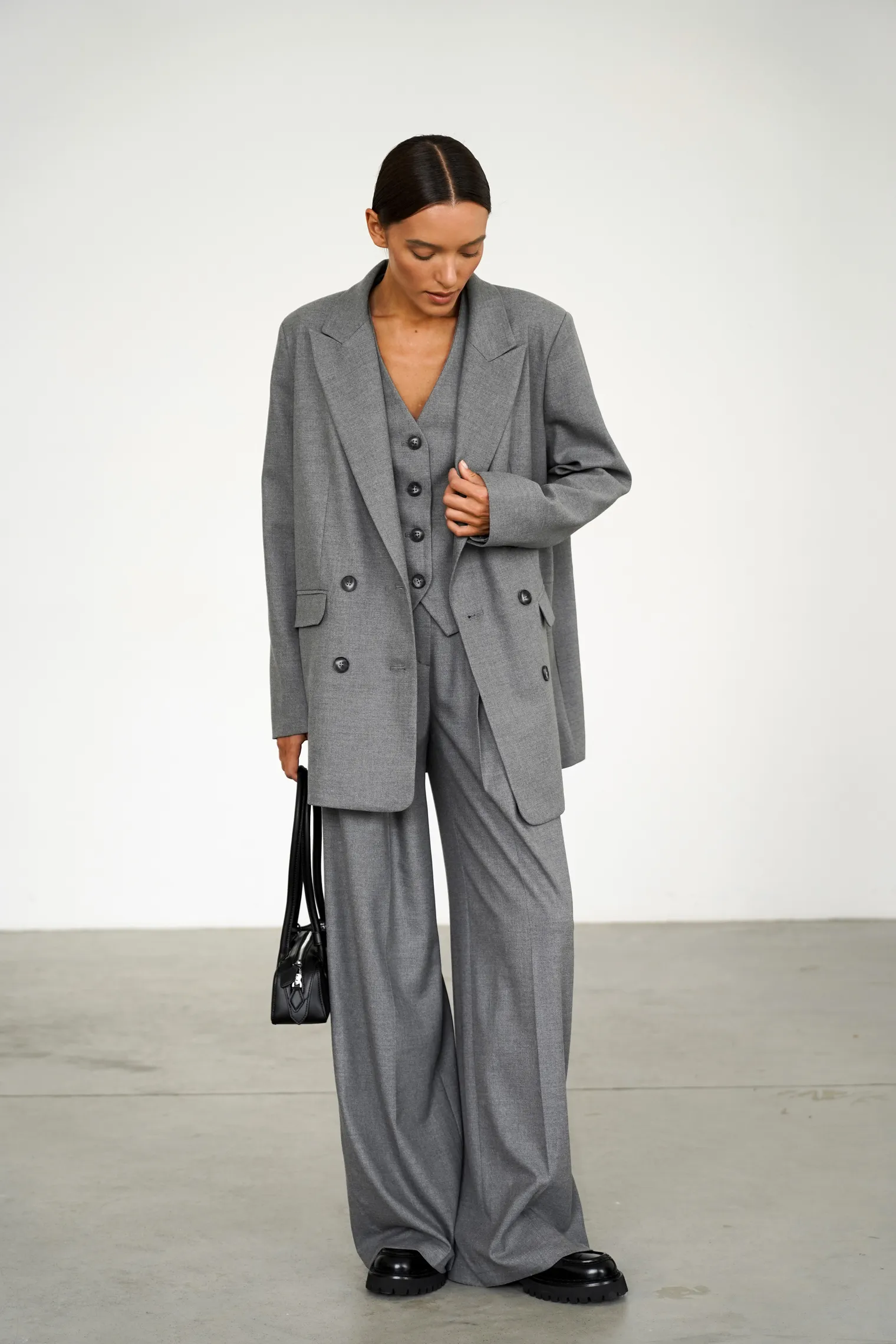 Двубортный жакет с накладными карманами серого цвета фото 3